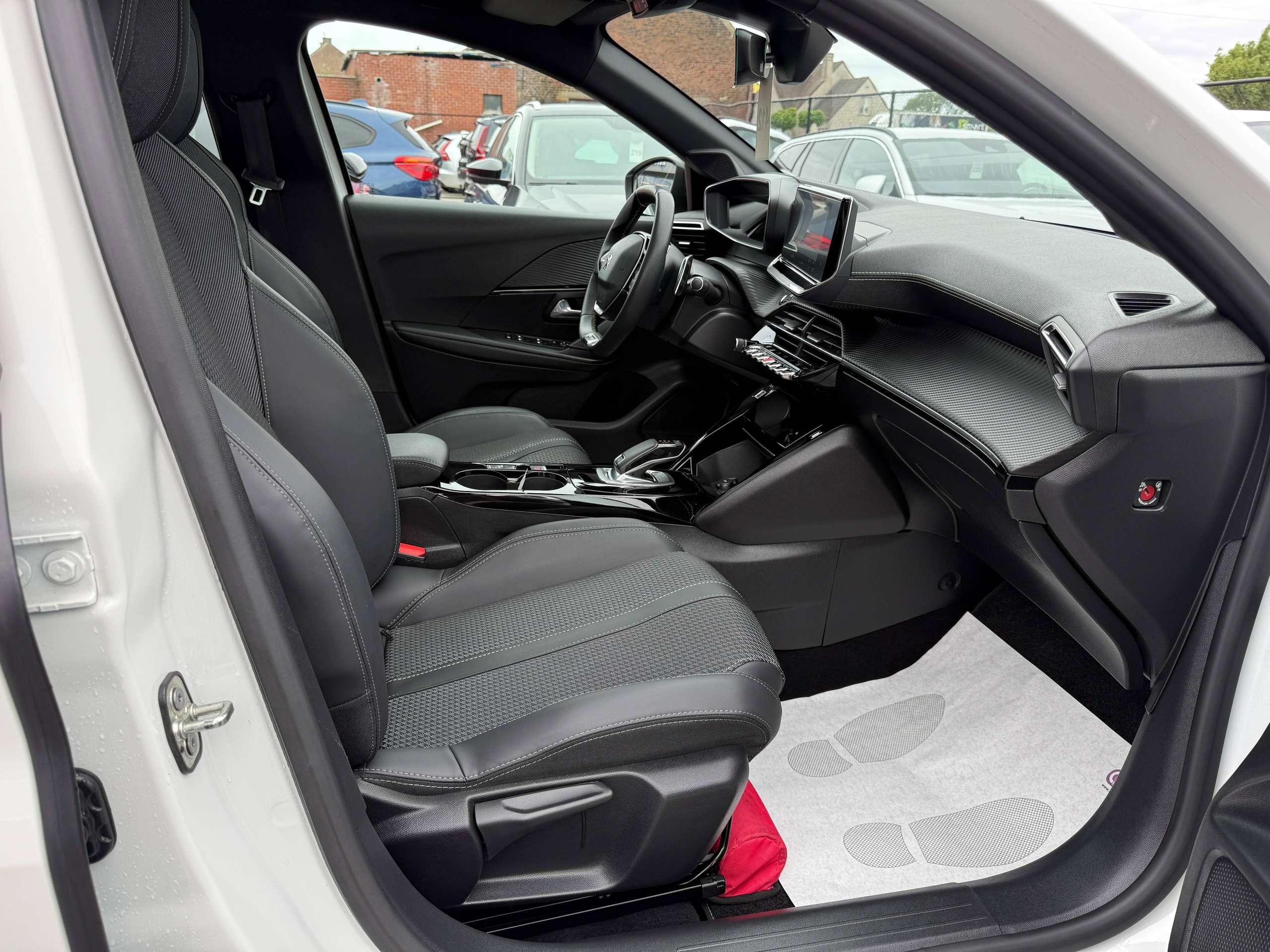 482ac547-d9ef-4863-bd55-d4740bf1fe4131-peugeot-208-1-2i-130pk-gt-line-automaat-pano-dak-camera-navi-leder-led.jpg