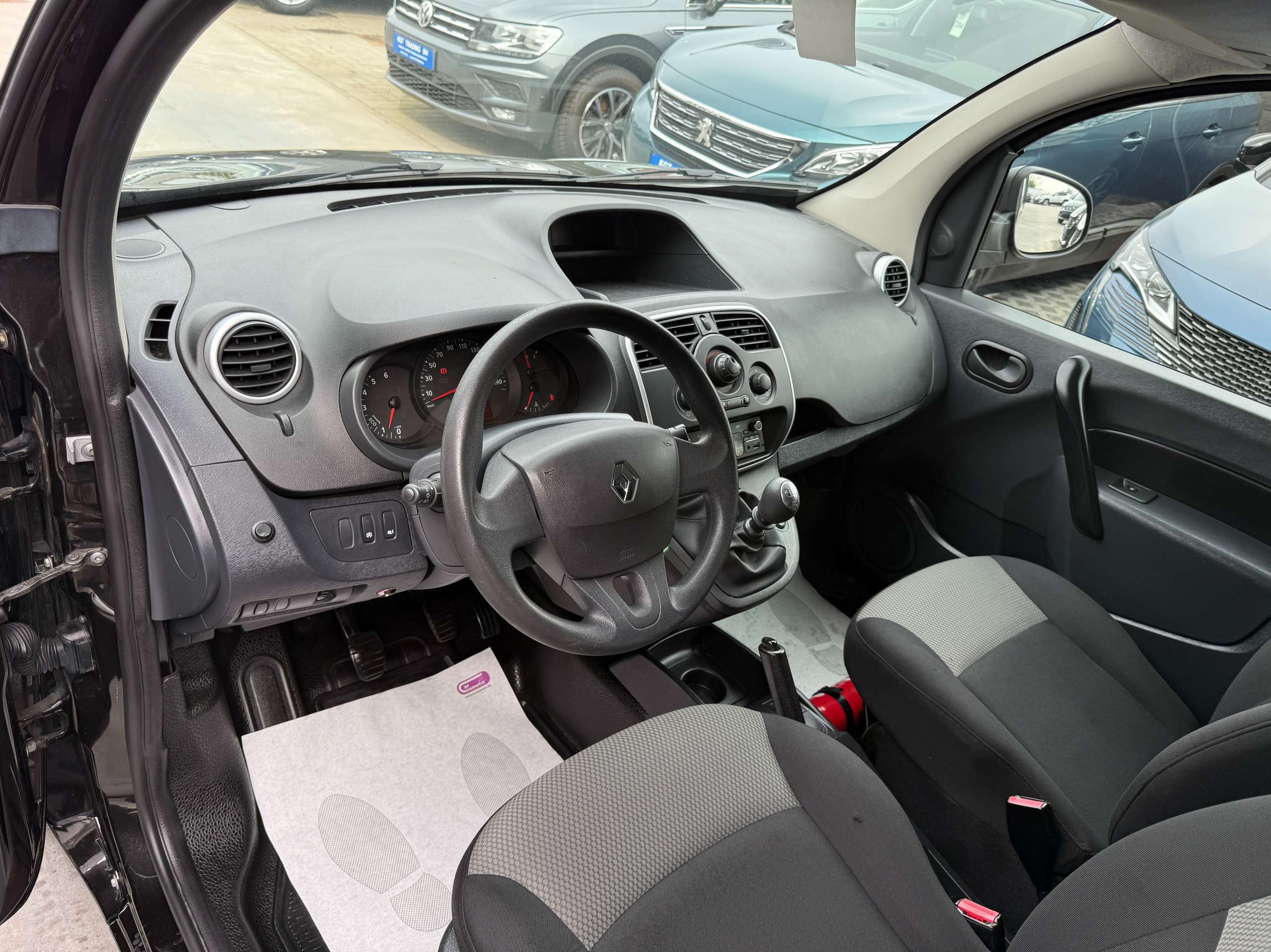 4d63bec6-3dab-4a9f-8a7f-4f42ffb1278012-renault-kangoo-1-5-dci-80pk-bluetooth-parkeersensoren-airco.jpg