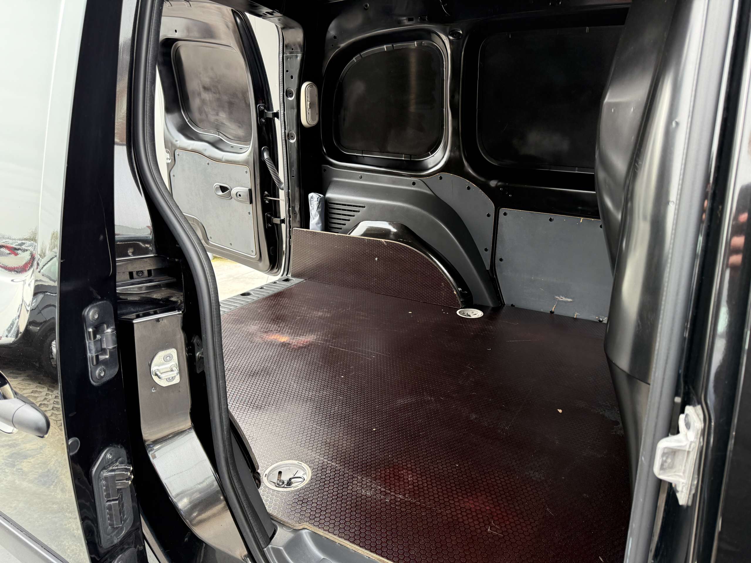 4d63bec6-3dab-4a9f-8a7f-4f42ffb1278014-renault-kangoo-1-5-dci-80pk-bluetooth-parkeersensoren-airco.jpg