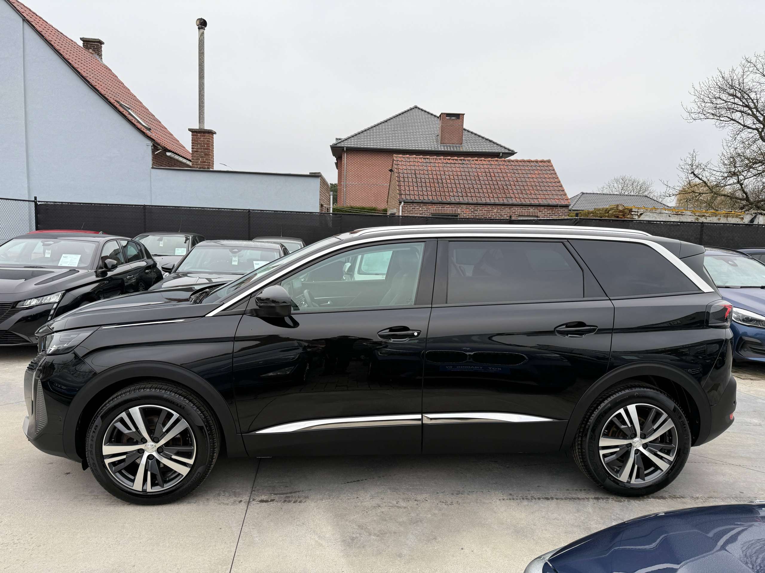 5ca000e6-dbb9-41e0-b411-8e62878f04d78-peugeot-5008-1-2i-130pk-facelift-7-zit-navi-leder-camera-led.jpg