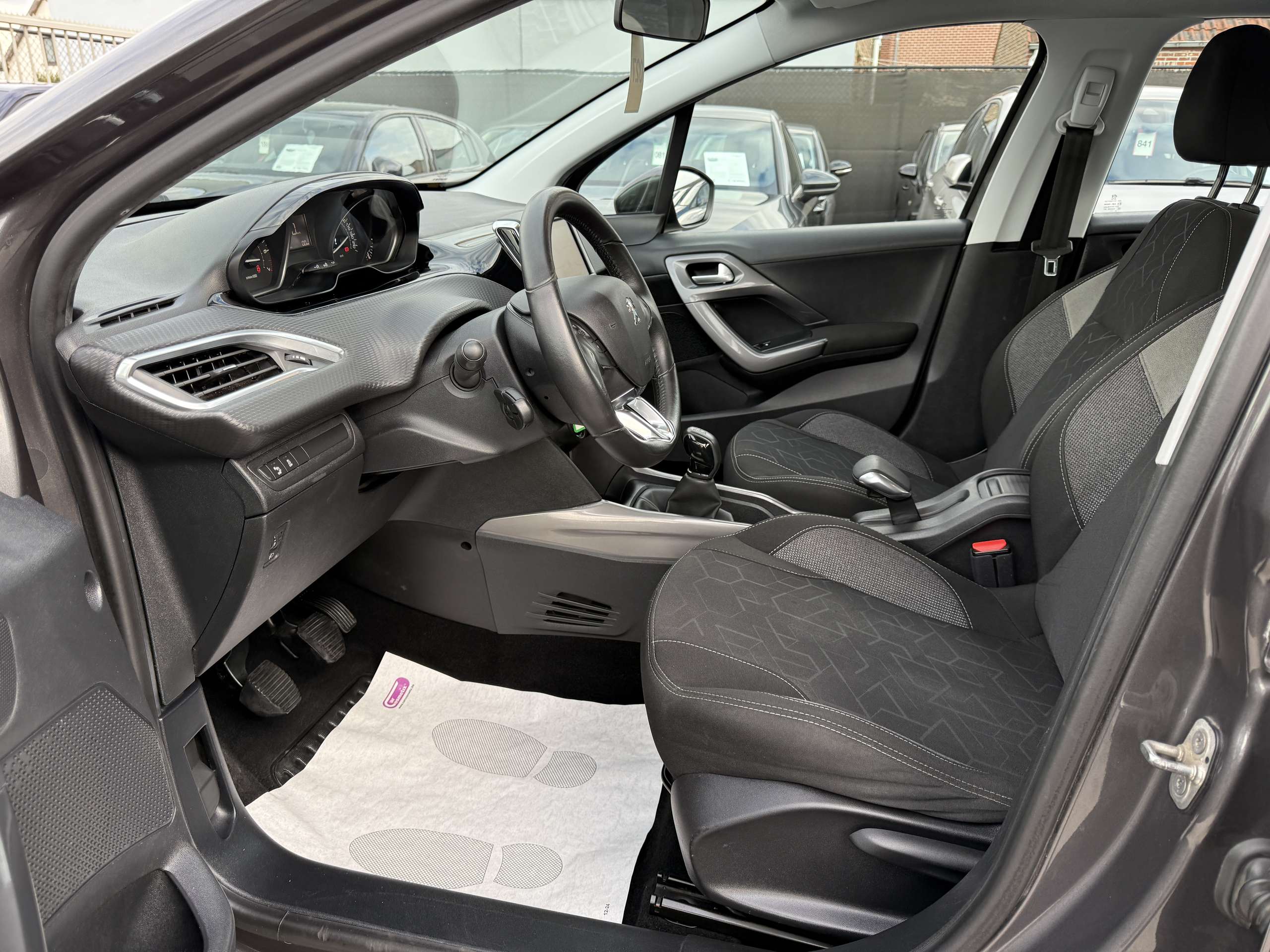 62d34a68-5a1f-4c91-8a70-52e12e285cee11-peugeot-2008-1-2i-82pk-facelift-navigatie-pdc-bluetooth-airco.jpg