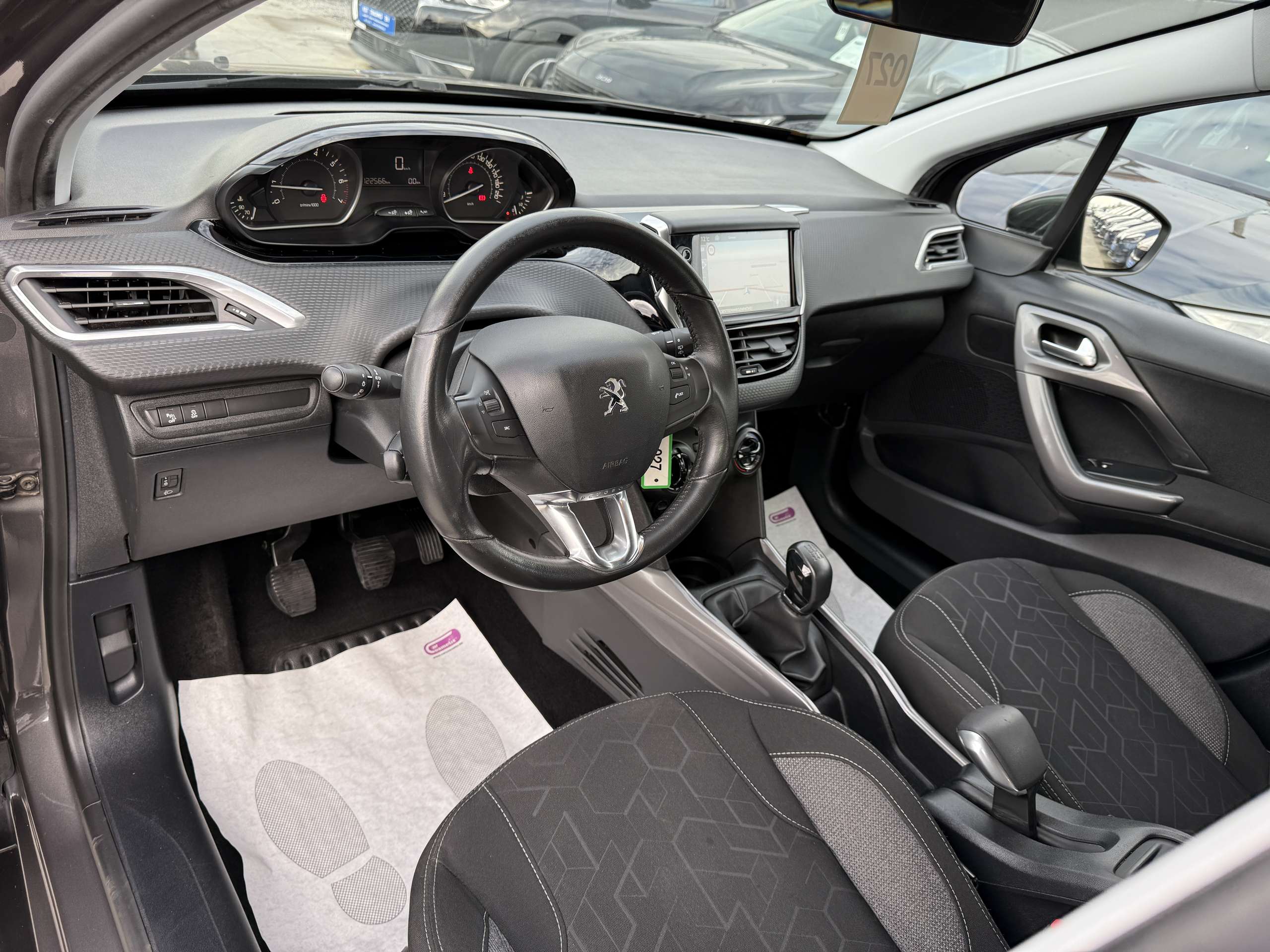 62d34a68-5a1f-4c91-8a70-52e12e285cee12-peugeot-2008-1-2i-82pk-facelift-navigatie-pdc-bluetooth-airco.jpg
