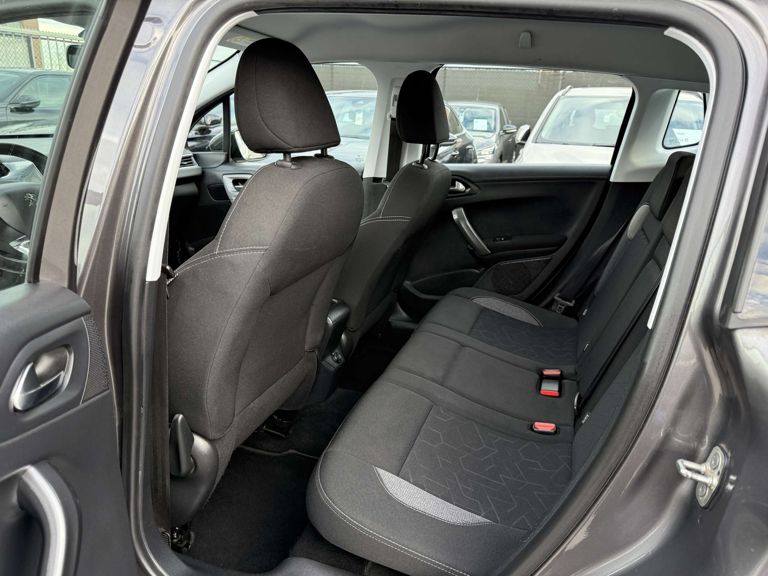 62d34a68-5a1f-4c91-8a70-52e12e285cee13-peugeot-2008-1-2i-82pk-facelift-navigatie-pdc-bluetooth-airco.jpg