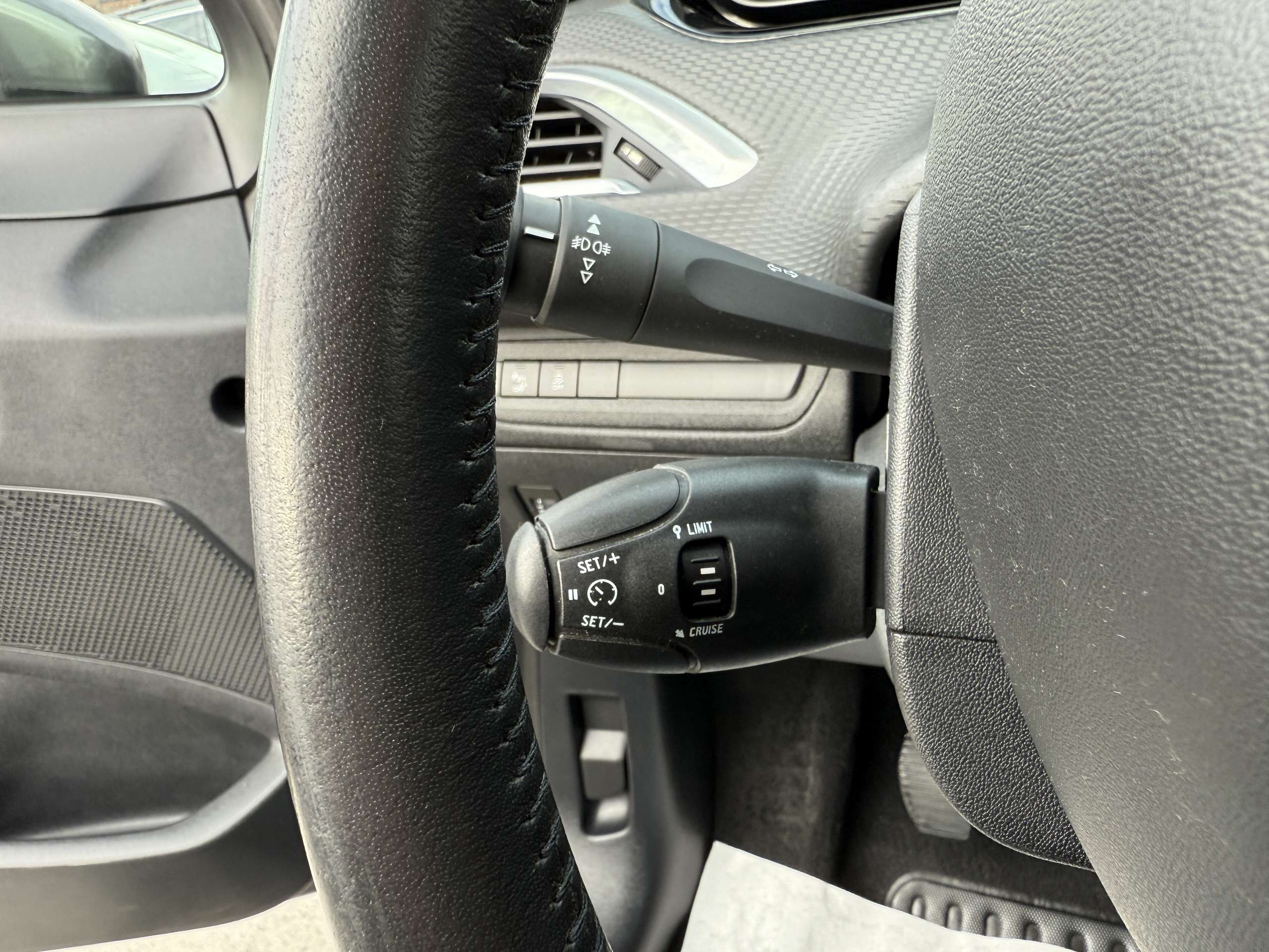 62d34a68-5a1f-4c91-8a70-52e12e285cee15-peugeot-2008-1-2i-82pk-facelift-navigatie-pdc-bluetooth-airco.jpg