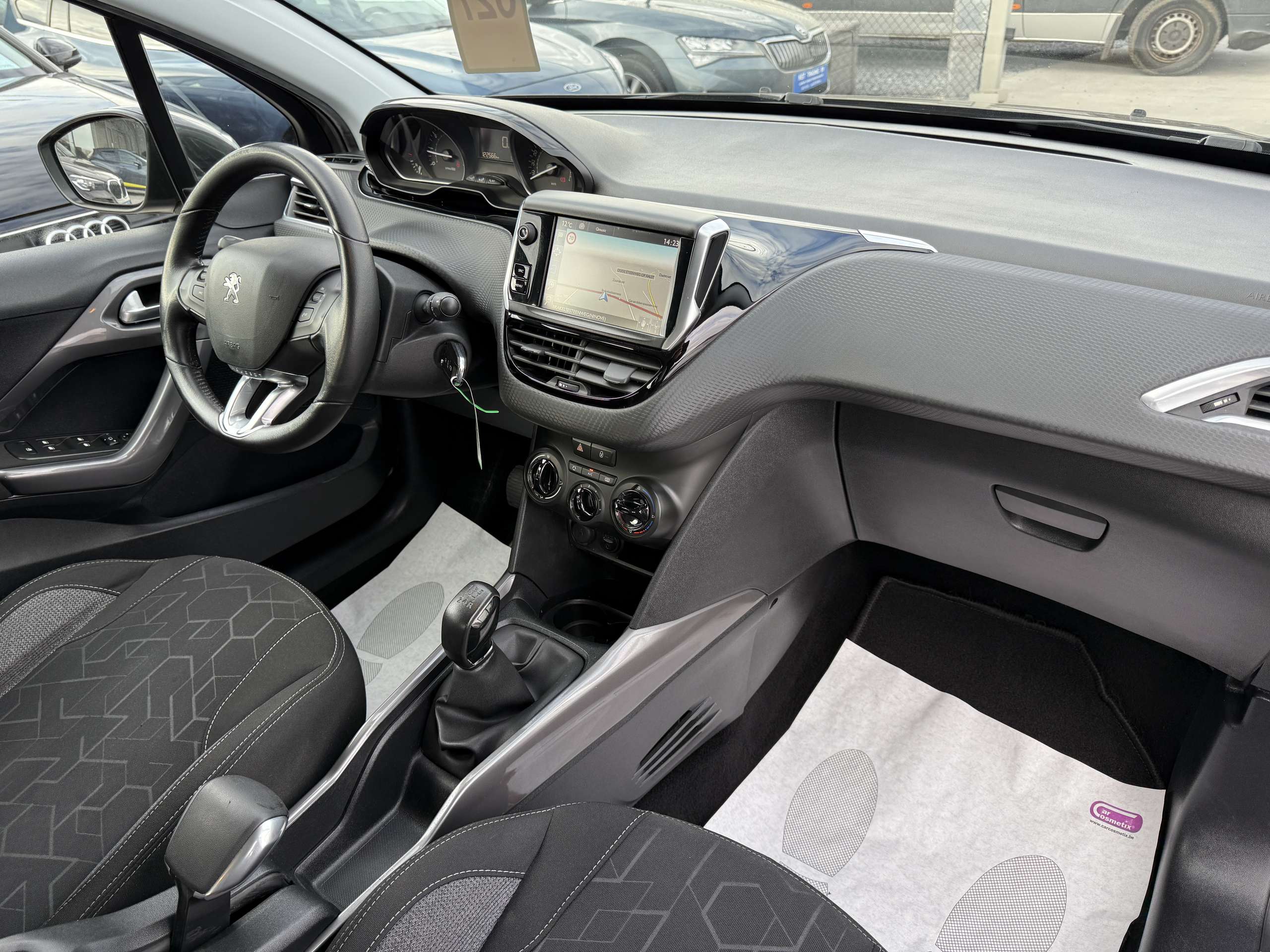 62d34a68-5a1f-4c91-8a70-52e12e285cee21-peugeot-2008-1-2i-82pk-facelift-navigatie-pdc-bluetooth-airco.jpg