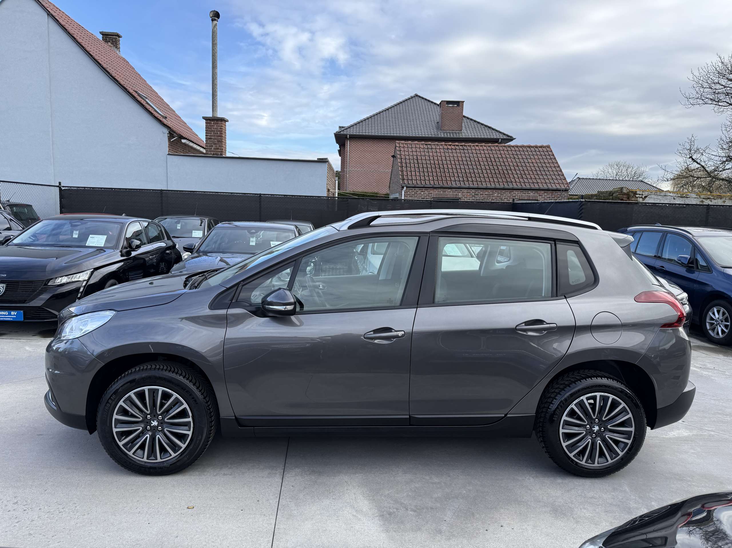 62d34a68-5a1f-4c91-8a70-52e12e285cee8-peugeot-2008-1-2i-82pk-facelift-navigatie-pdc-bluetooth-airco.jpg