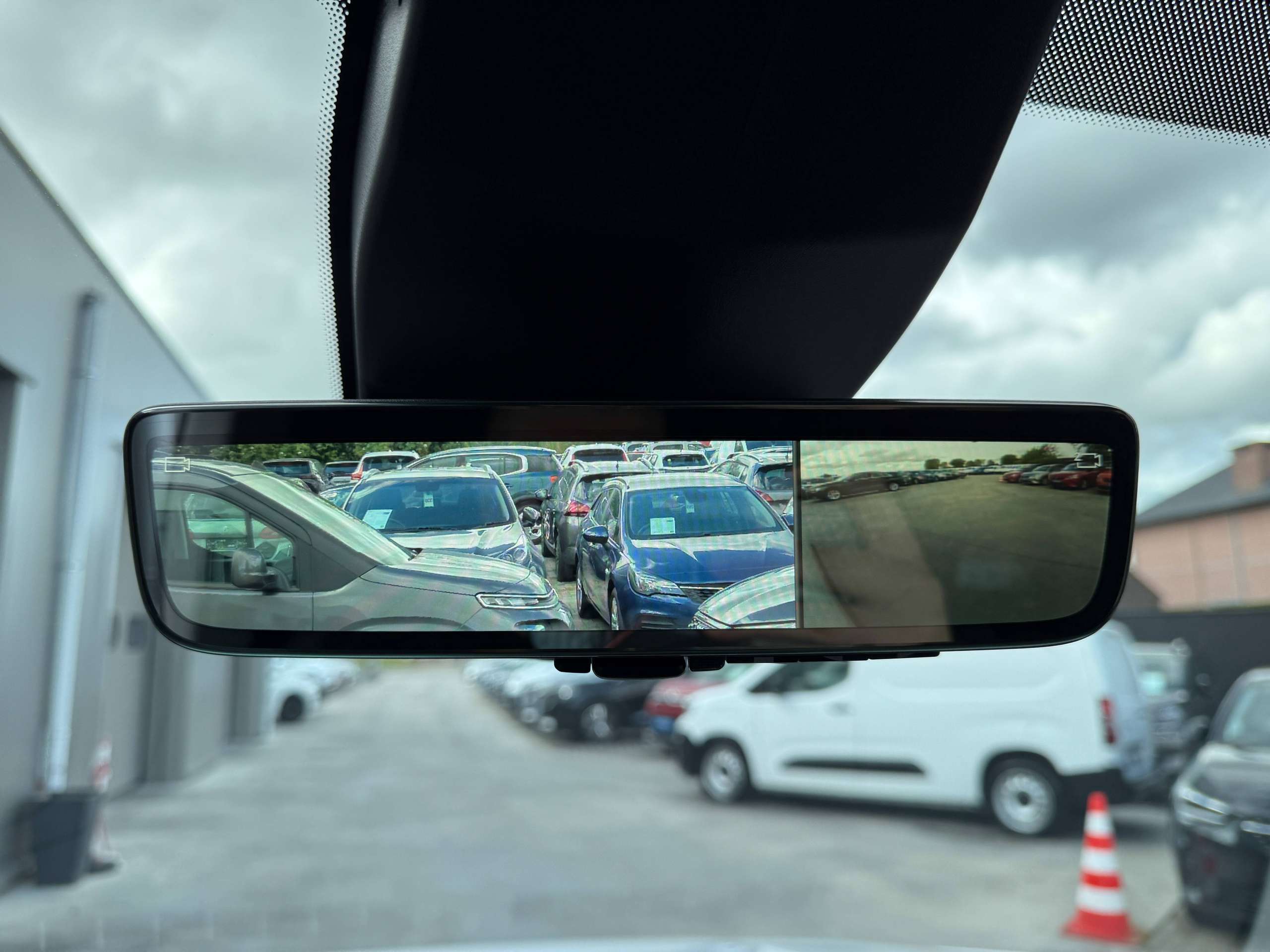 6594f262-9d8d-44e9-9157-f352d9fe33fa18-fiat-doblo-1-5-bluehdi-l2-3-zit-navigatie-camera-dode-hoek-dab-pdc-va.jpg