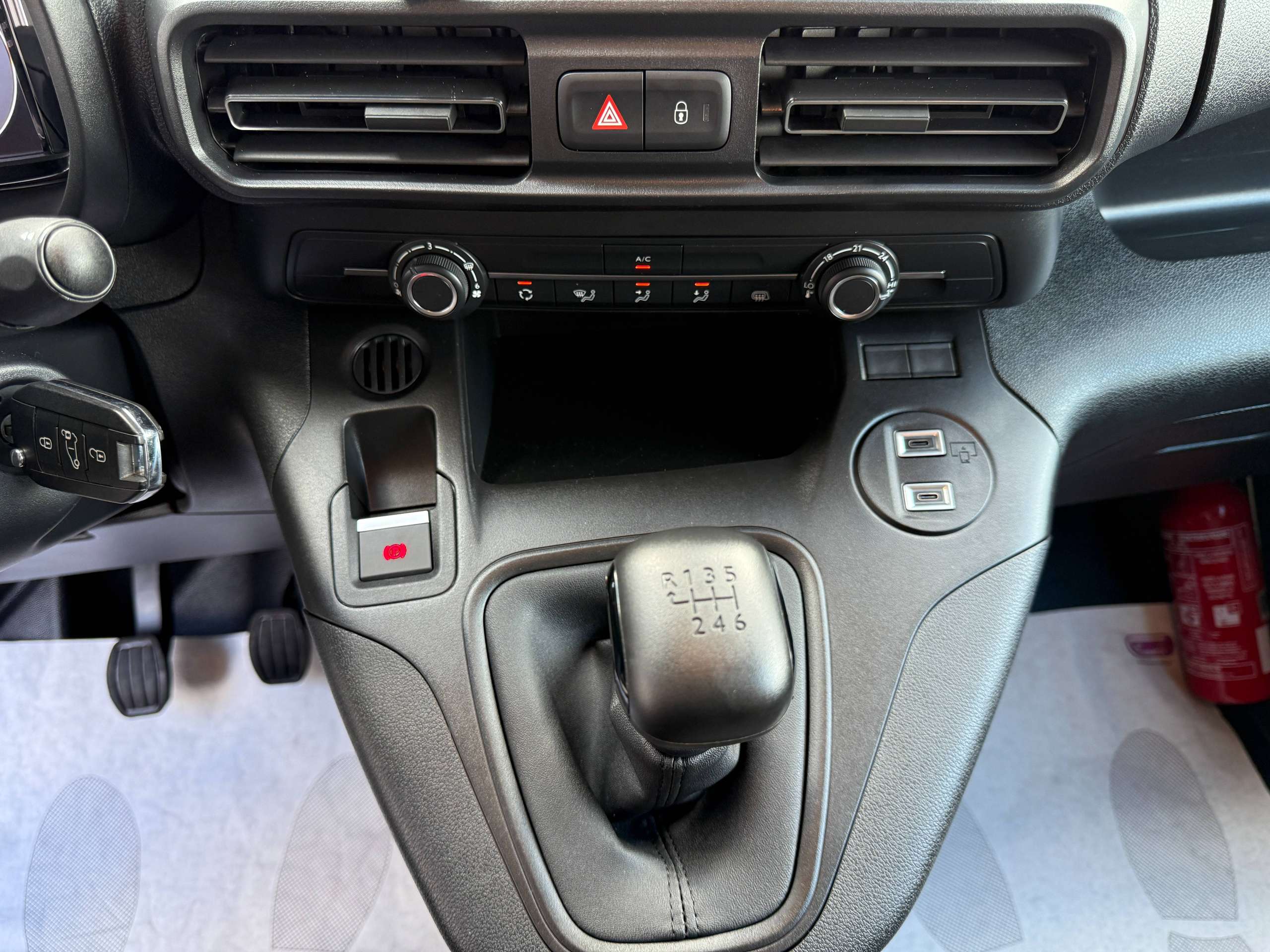 6594f262-9d8d-44e9-9157-f352d9fe33fa21-fiat-doblo-1-5-bluehdi-l2-3-zit-navigatie-camera-dode-hoek-dab-pdc-va.jpg