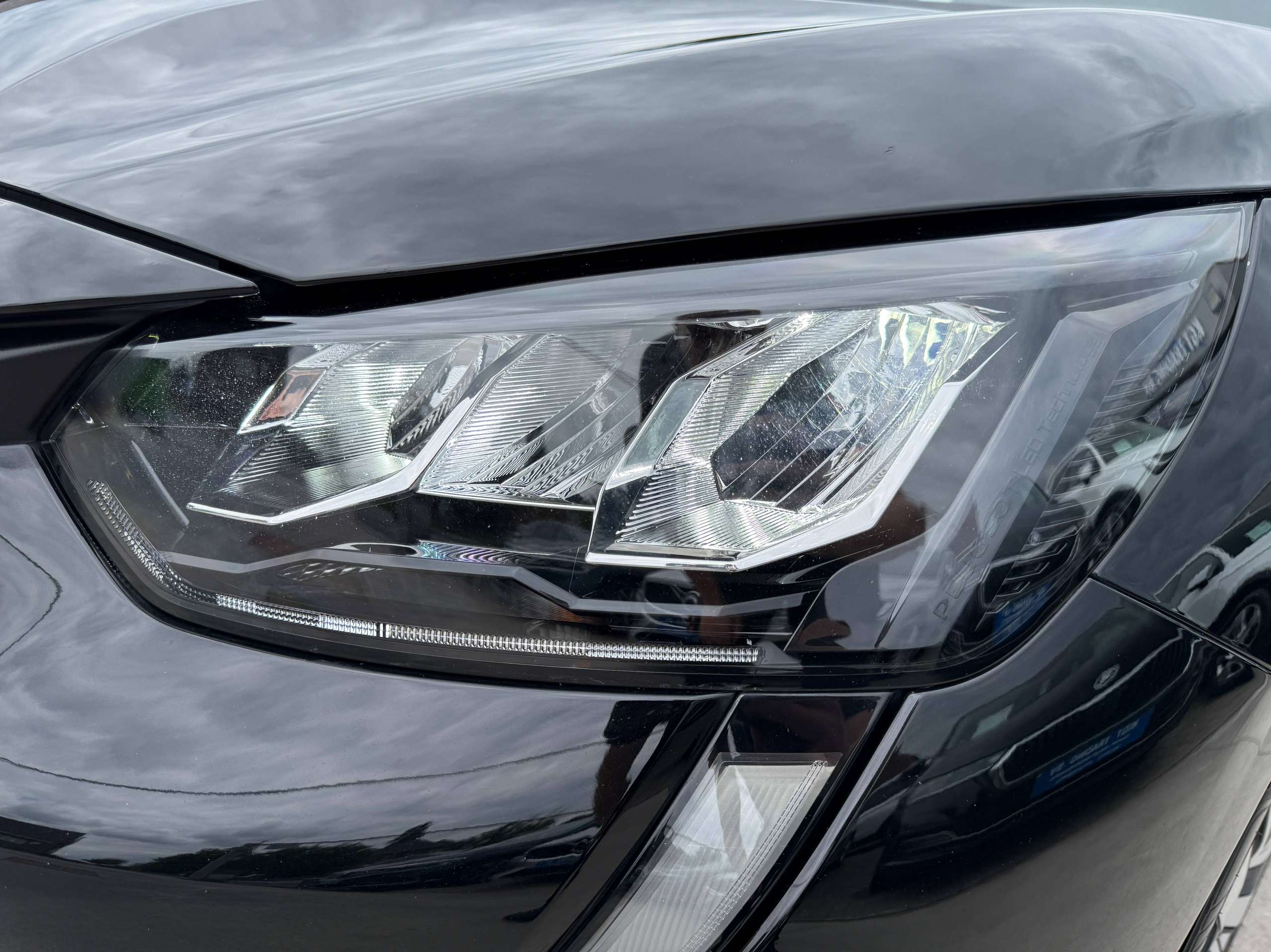 6f8fee16-cc83-4816-ab7e-0d1b016e24c210-peugeot-208-1-2i-5-deurs-full-led-carplay-lane-assist-bluetooth-dab.jpg