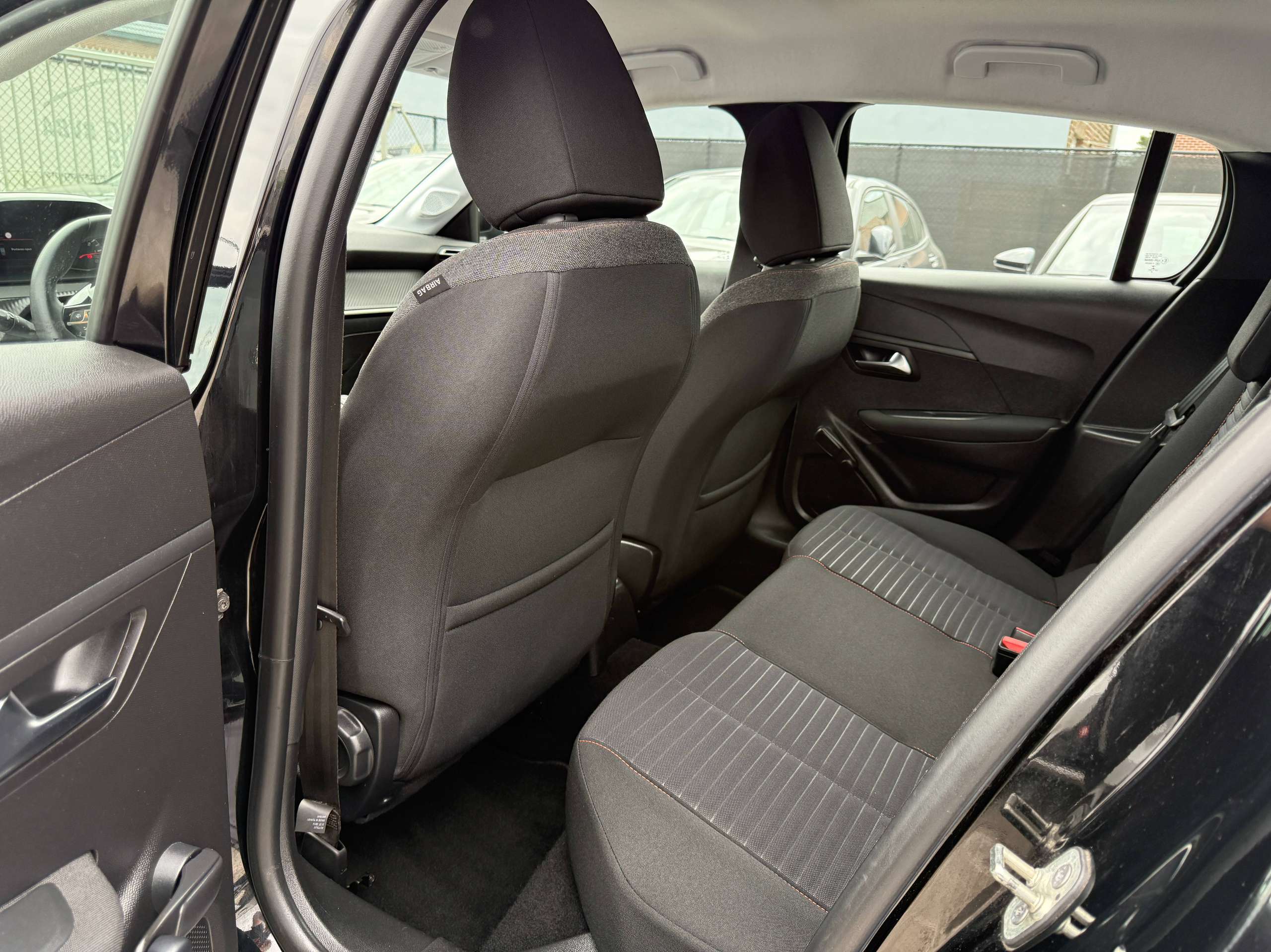 6f8fee16-cc83-4816-ab7e-0d1b016e24c214-peugeot-208-1-2i-5-deurs-full-led-carplay-lane-assist-bluetooth-dab.jpg