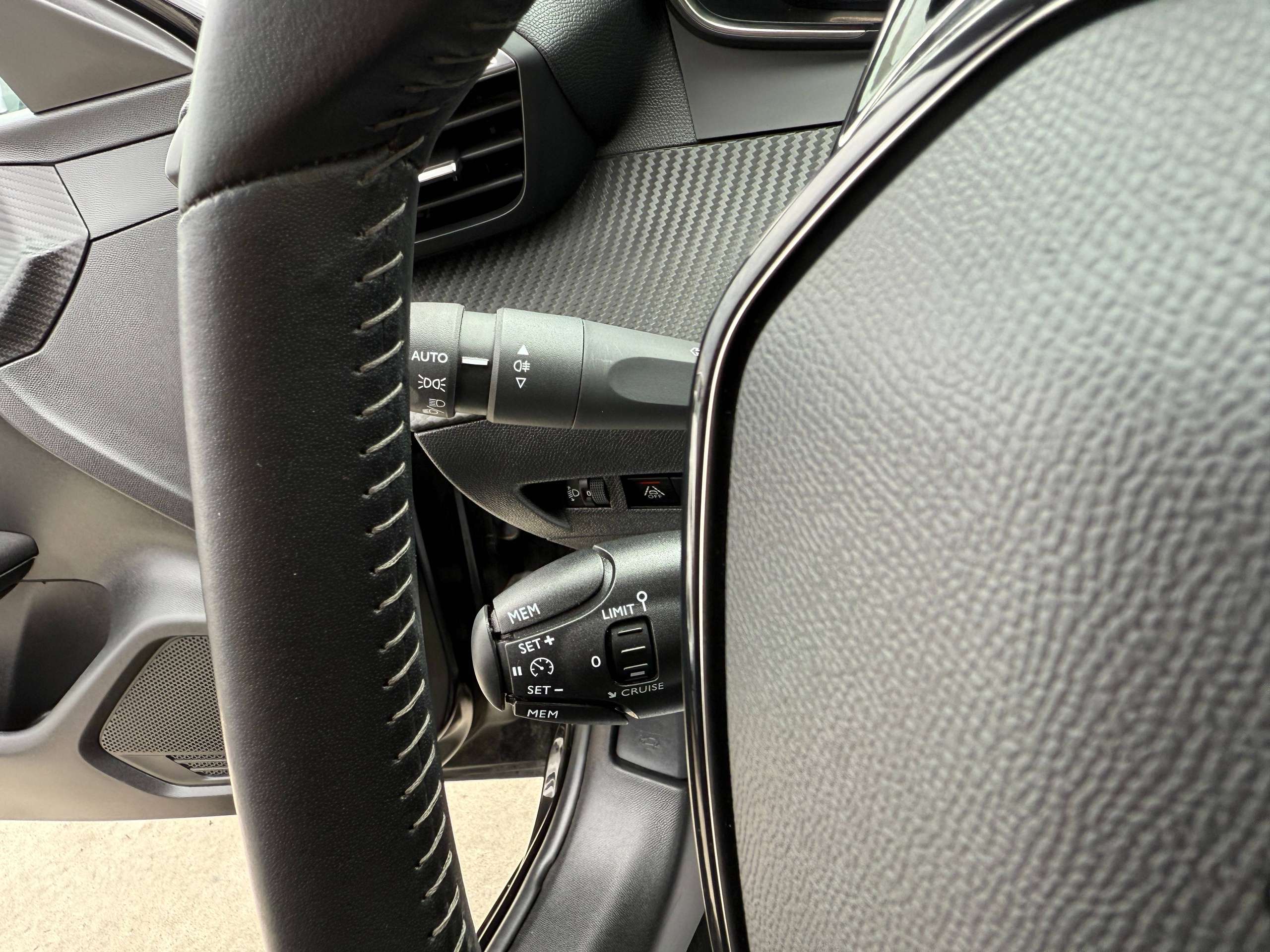 6f8fee16-cc83-4816-ab7e-0d1b016e24c216-peugeot-208-1-2i-5-deurs-full-led-carplay-lane-assist-bluetooth-dab.jpg