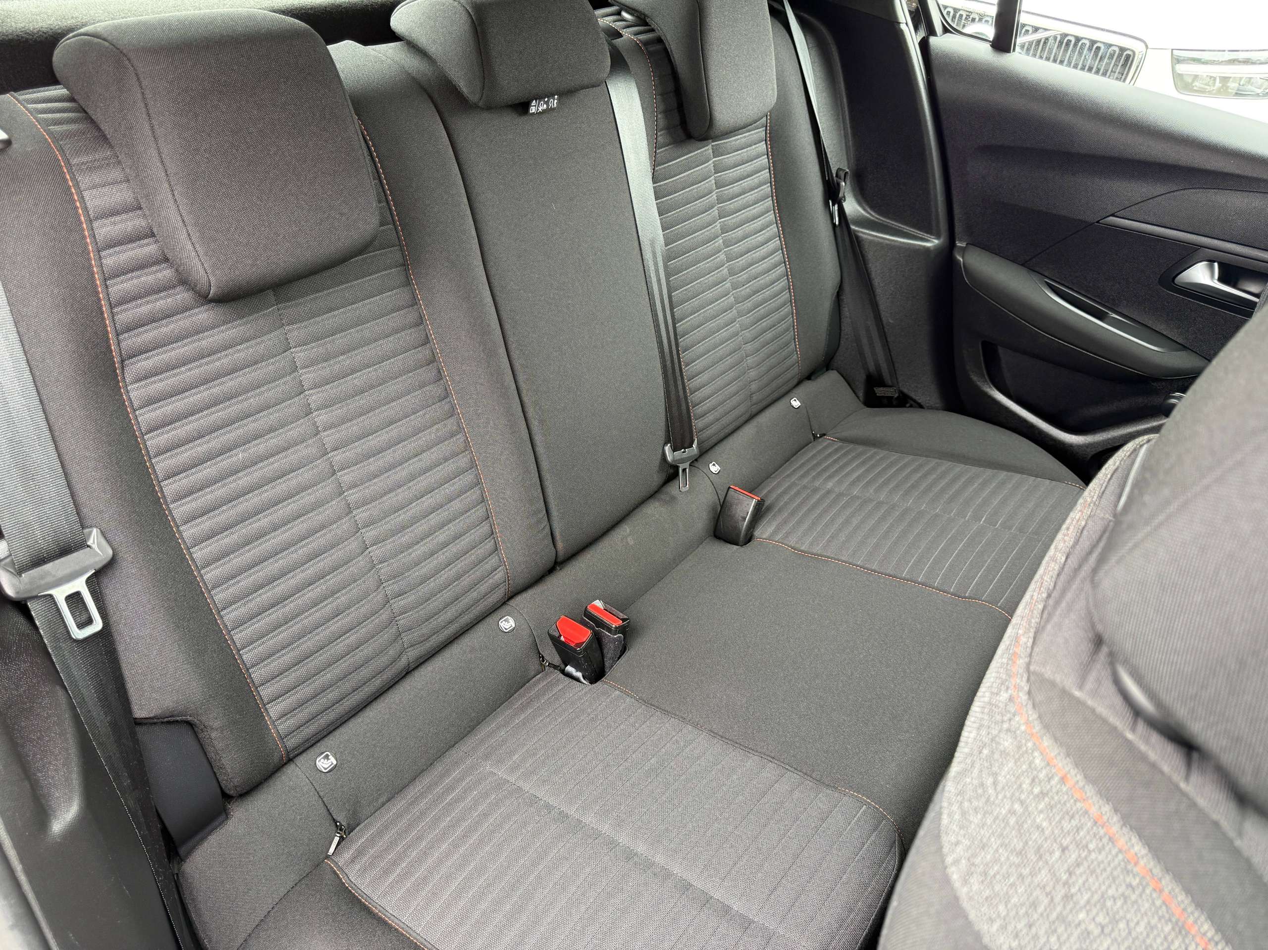 6f8fee16-cc83-4816-ab7e-0d1b016e24c225-peugeot-208-1-2i-5-deurs-full-led-carplay-lane-assist-bluetooth-dab.jpg