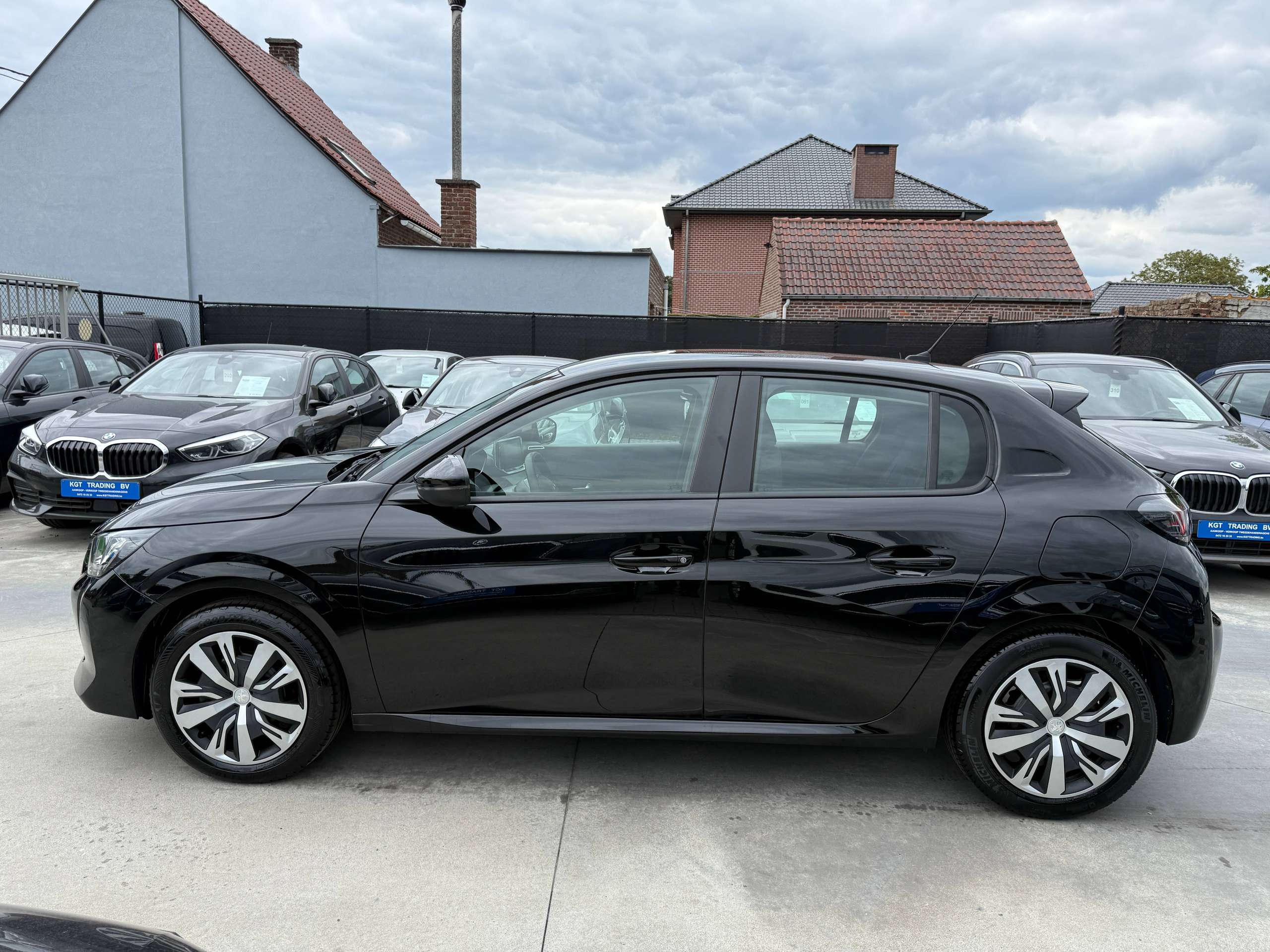 6f8fee16-cc83-4816-ab7e-0d1b016e24c28-peugeot-208-1-2i-5-deurs-full-led-carplay-lane-assist-bluetooth-dab.jpg