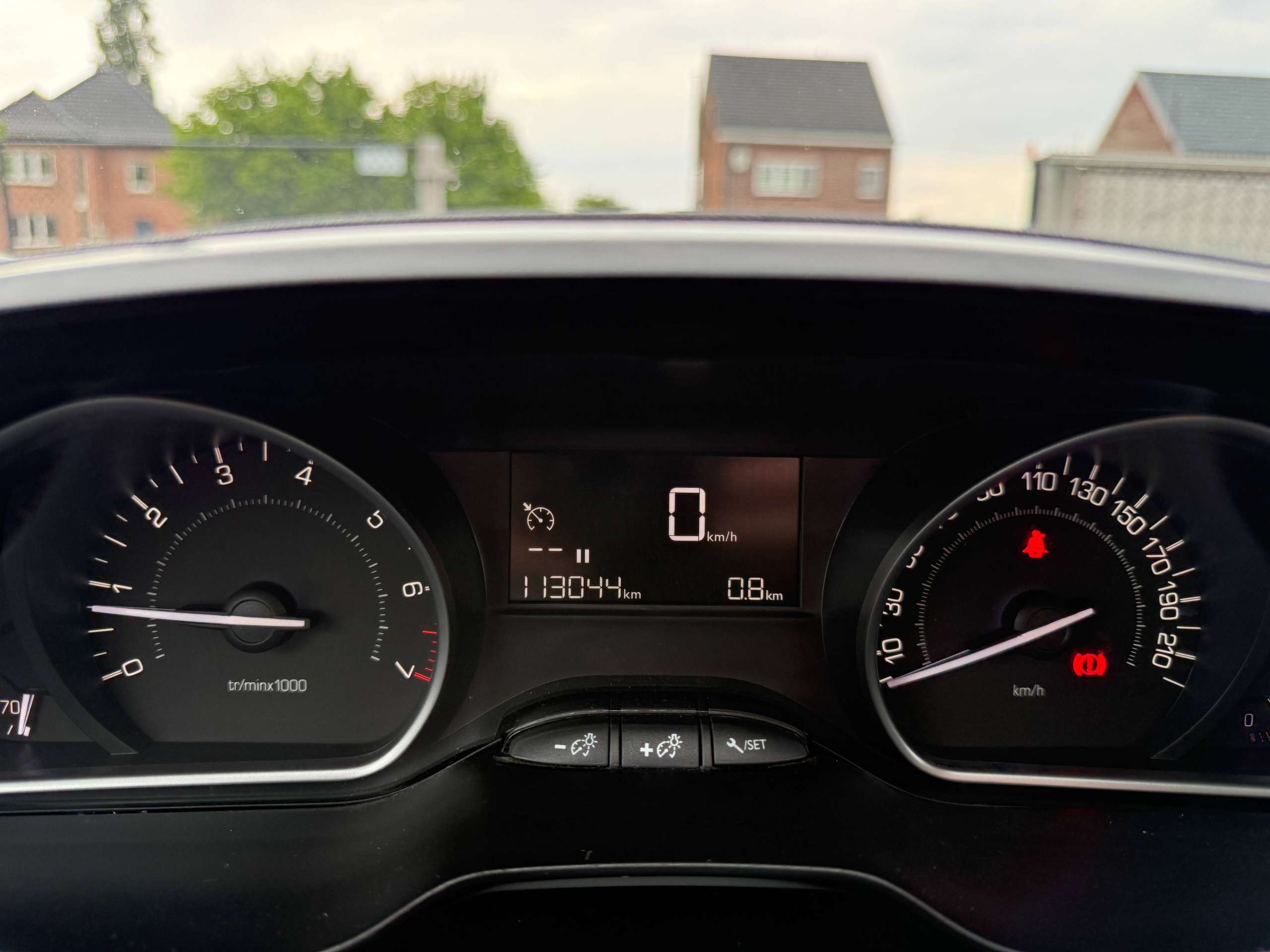 79bae59b-591a-4537-a16d-4e21868cb9df11-peugeot-2008-1-2i-navigatie-pdc-bluetooth-carplay-led-alu-carpass.jpg