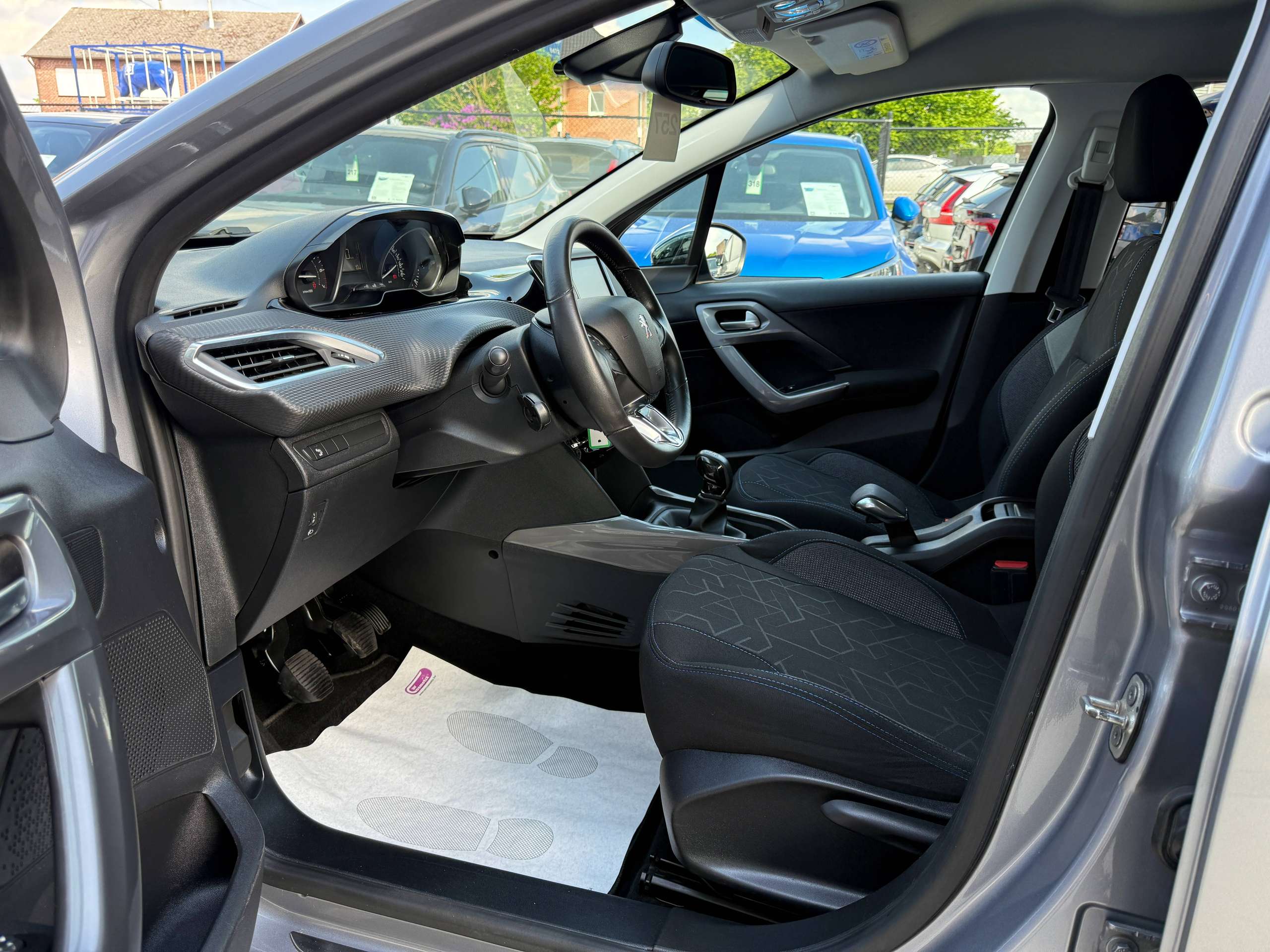 79bae59b-591a-4537-a16d-4e21868cb9df12-peugeot-2008-1-2i-navigatie-pdc-bluetooth-carplay-led-alu-carpass.jpg