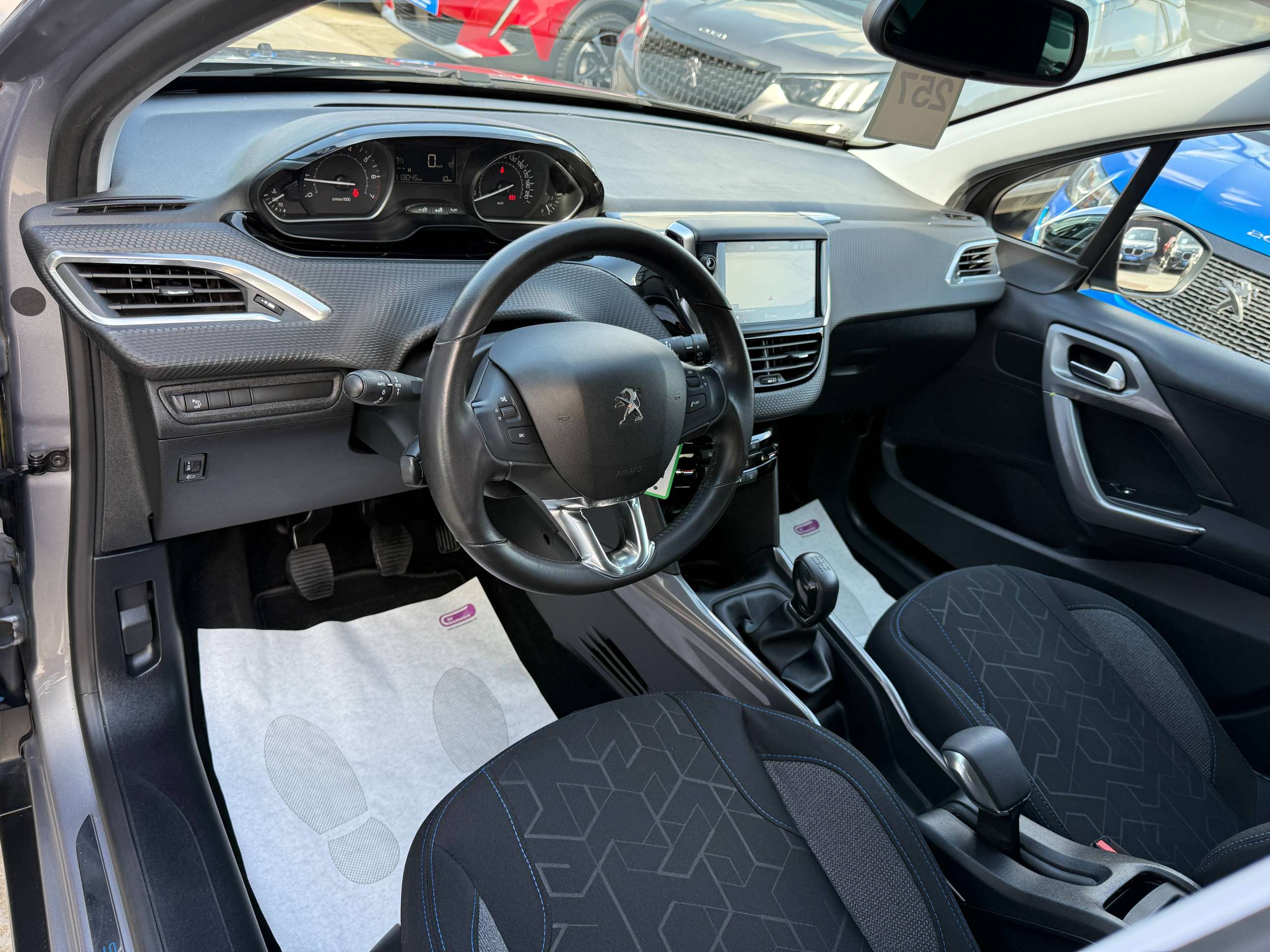 79bae59b-591a-4537-a16d-4e21868cb9df13-peugeot-2008-1-2i-navigatie-pdc-bluetooth-carplay-led-alu-carpass.jpg