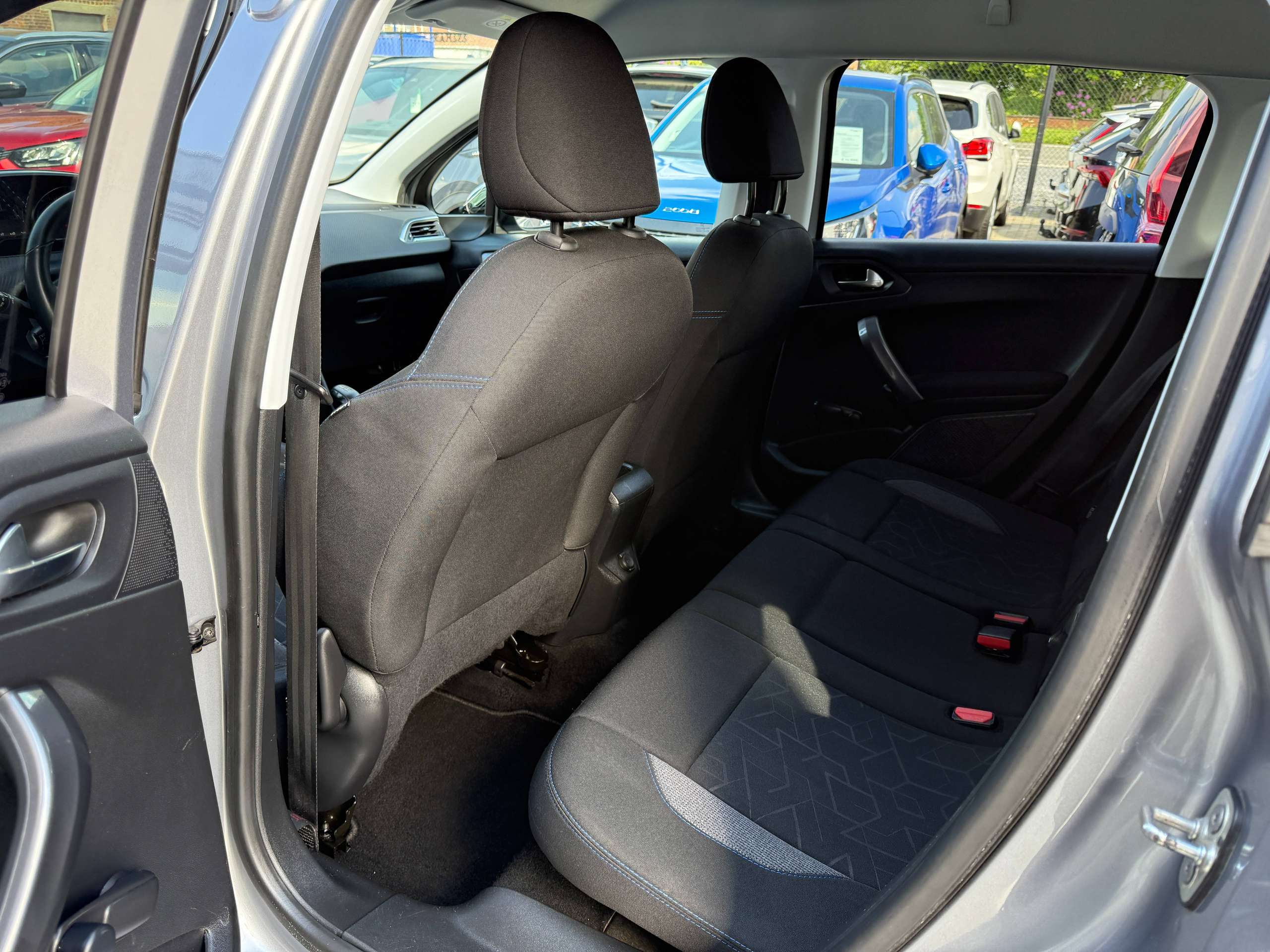 79bae59b-591a-4537-a16d-4e21868cb9df14-peugeot-2008-1-2i-navigatie-pdc-bluetooth-carplay-led-alu-carpass.jpg