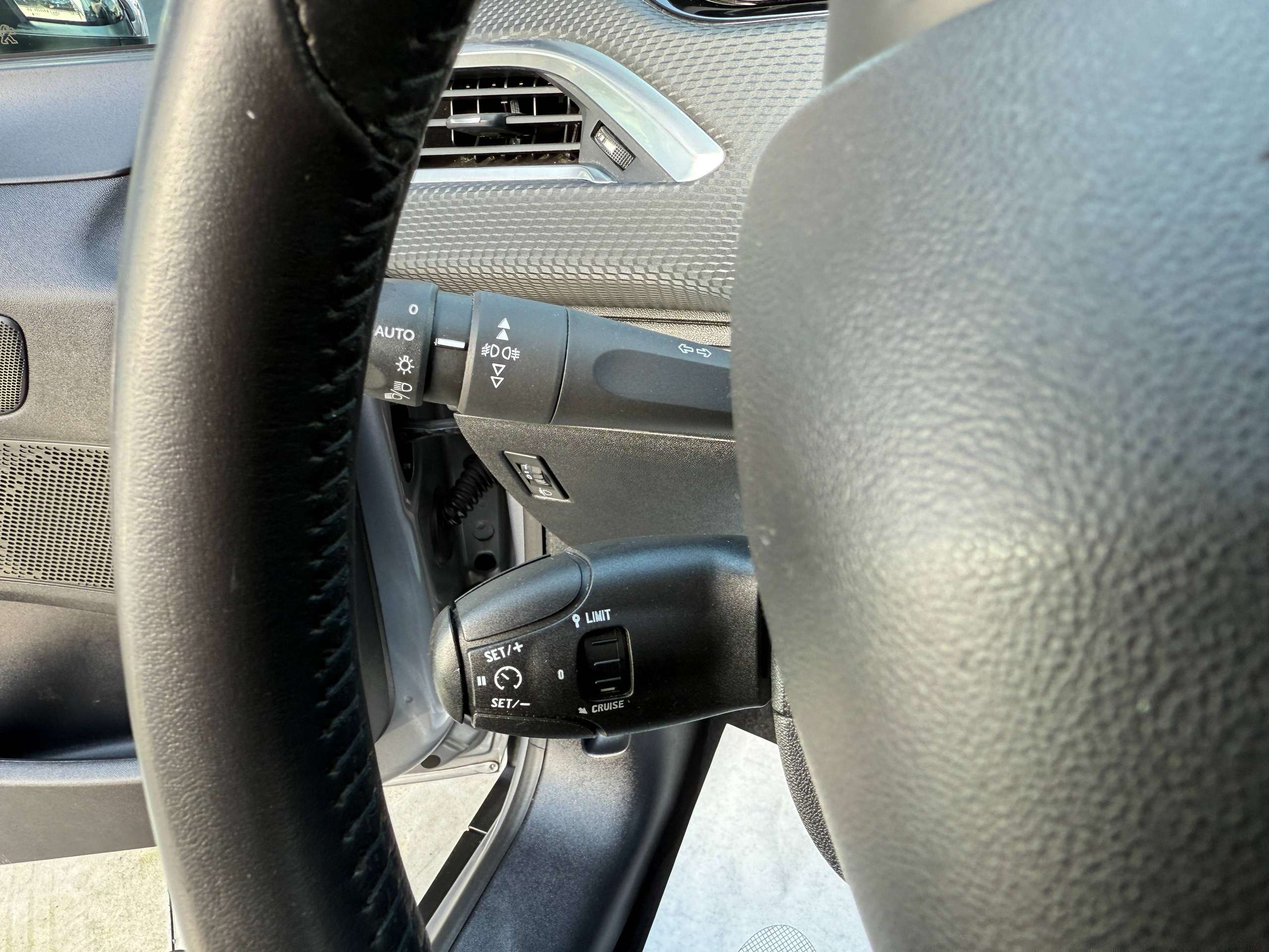 79bae59b-591a-4537-a16d-4e21868cb9df16-peugeot-2008-1-2i-navigatie-pdc-bluetooth-carplay-led-alu-carpass.jpg