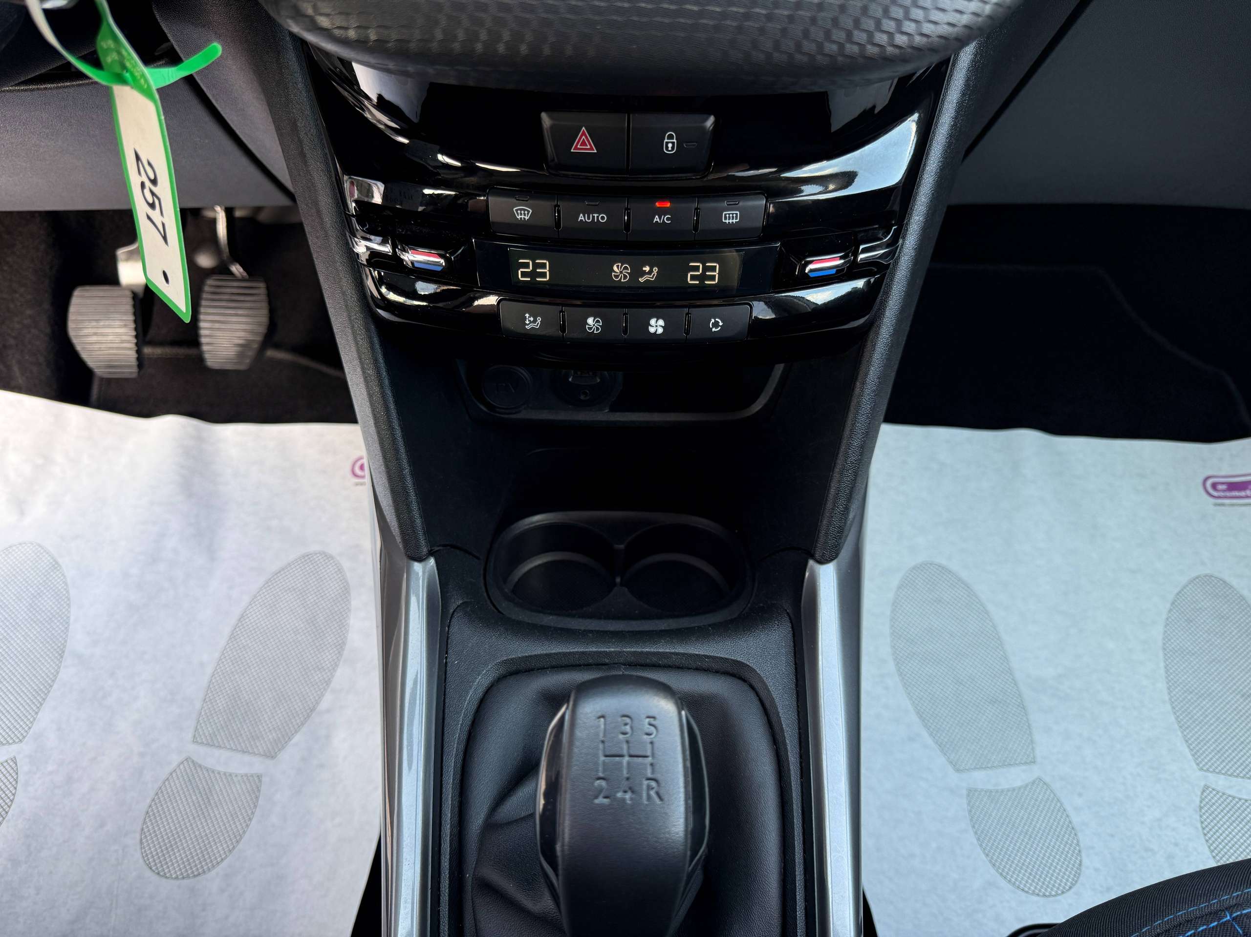 79bae59b-591a-4537-a16d-4e21868cb9df18-peugeot-2008-1-2i-navigatie-pdc-bluetooth-carplay-led-alu-carpass.jpg