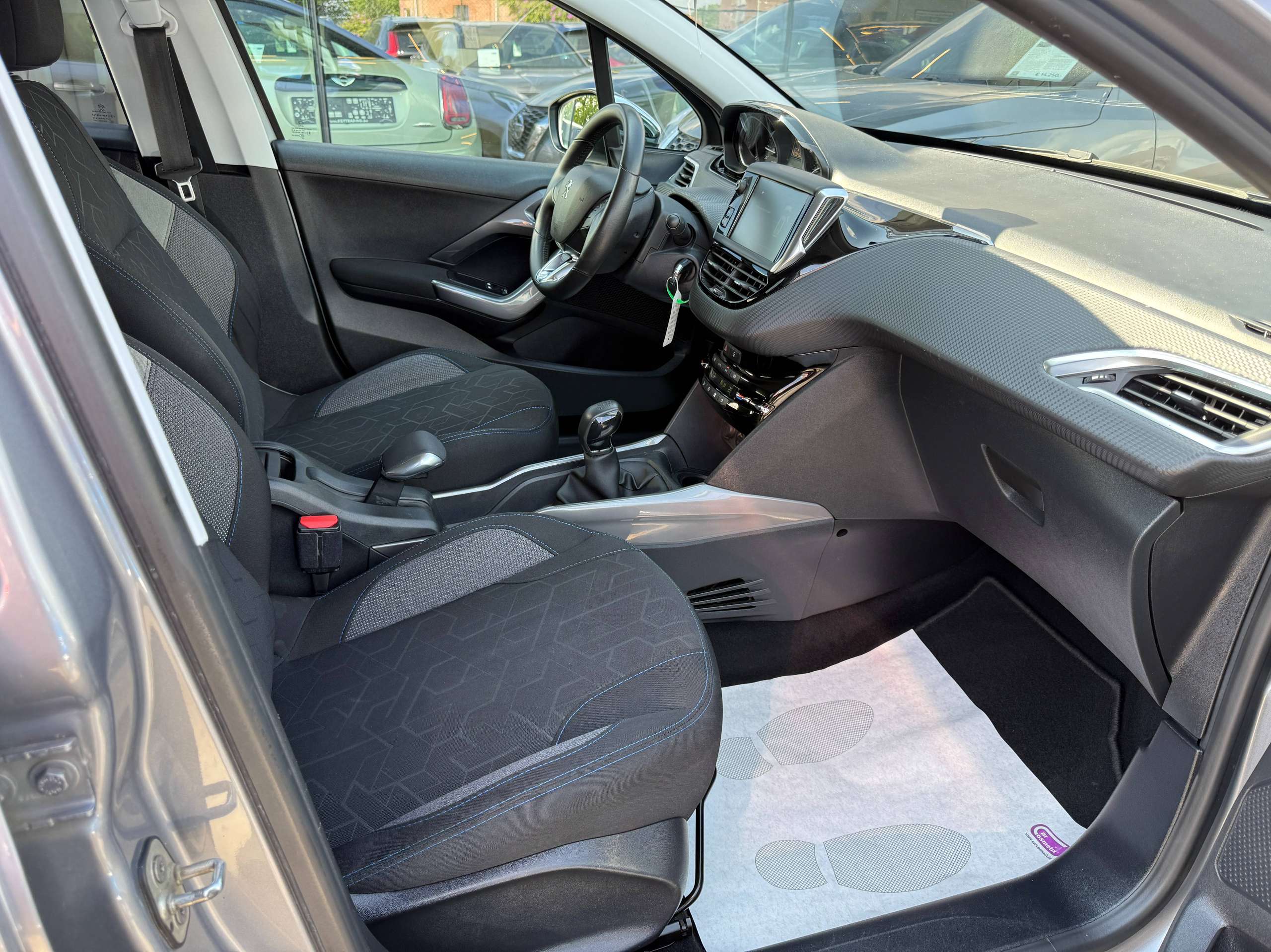 79bae59b-591a-4537-a16d-4e21868cb9df23-peugeot-2008-1-2i-navigatie-pdc-bluetooth-carplay-led-alu-carpass.jpg