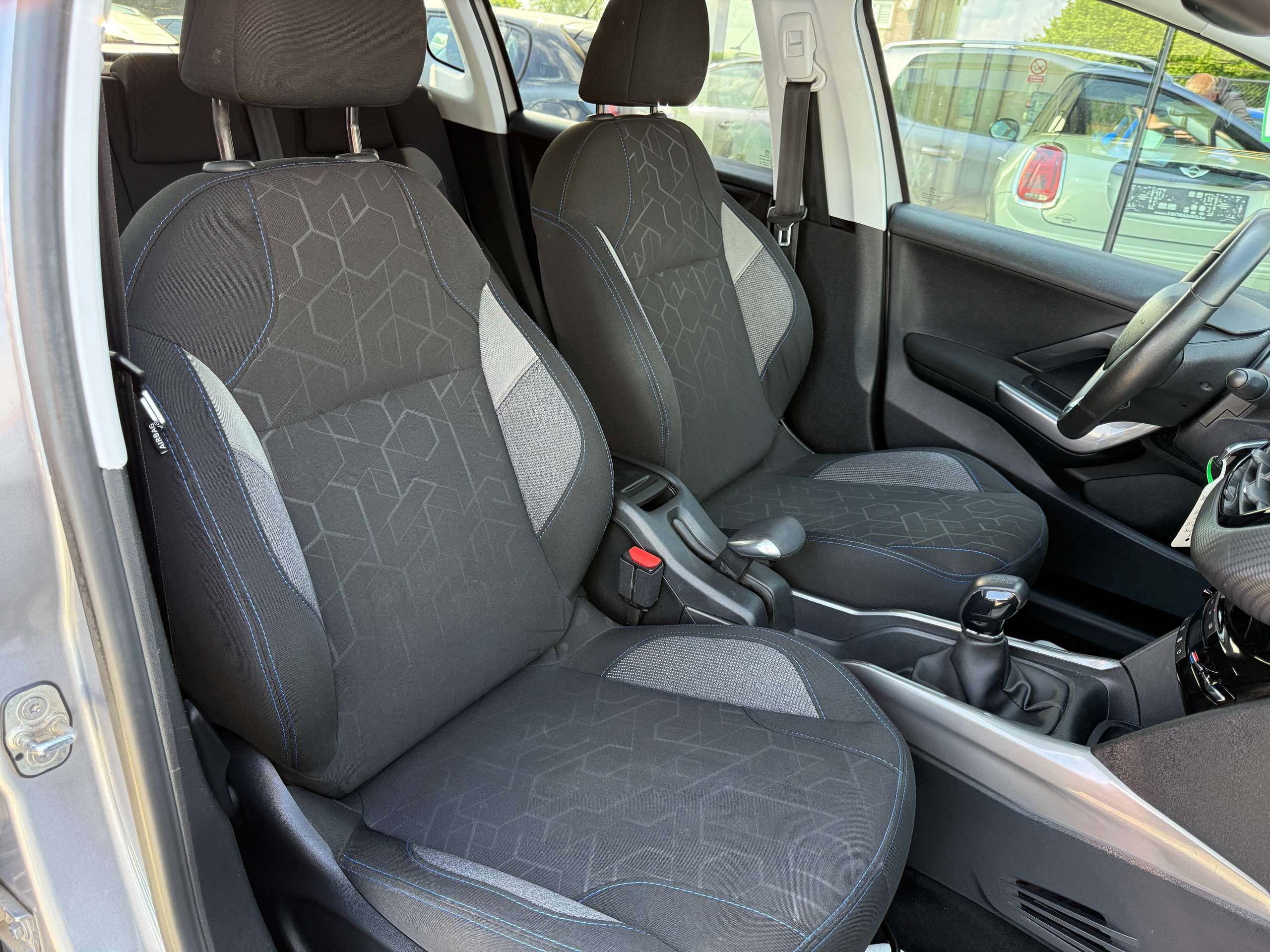 79bae59b-591a-4537-a16d-4e21868cb9df25-peugeot-2008-1-2i-navigatie-pdc-bluetooth-carplay-led-alu-carpass.jpg
