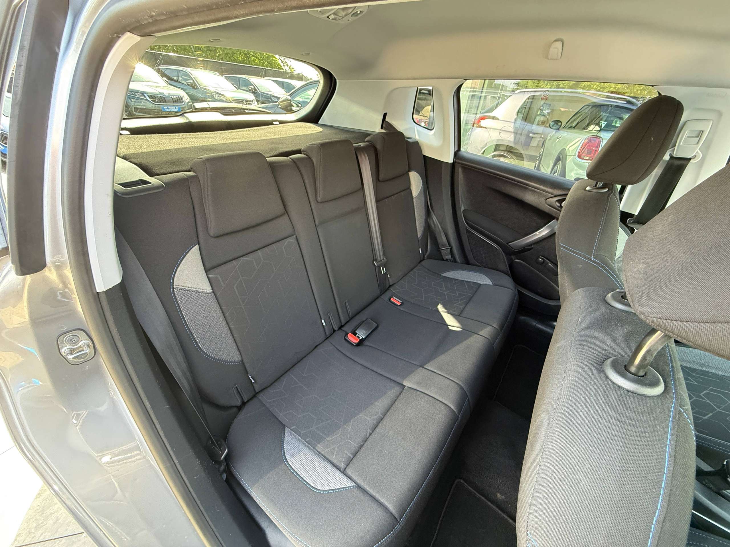 79bae59b-591a-4537-a16d-4e21868cb9df26-peugeot-2008-1-2i-navigatie-pdc-bluetooth-carplay-led-alu-carpass.jpg