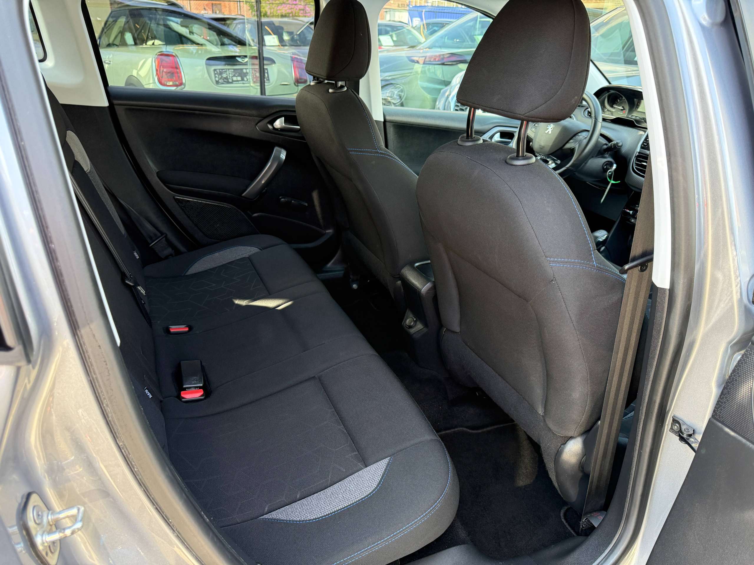 79bae59b-591a-4537-a16d-4e21868cb9df27-peugeot-2008-1-2i-navigatie-pdc-bluetooth-carplay-led-alu-carpass.jpg