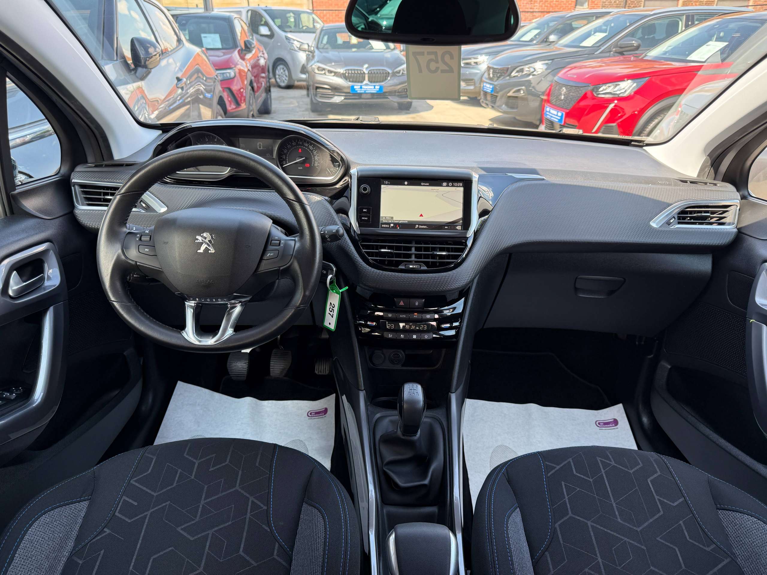 79bae59b-591a-4537-a16d-4e21868cb9df28-peugeot-2008-1-2i-navigatie-pdc-bluetooth-carplay-led-alu-carpass.jpg