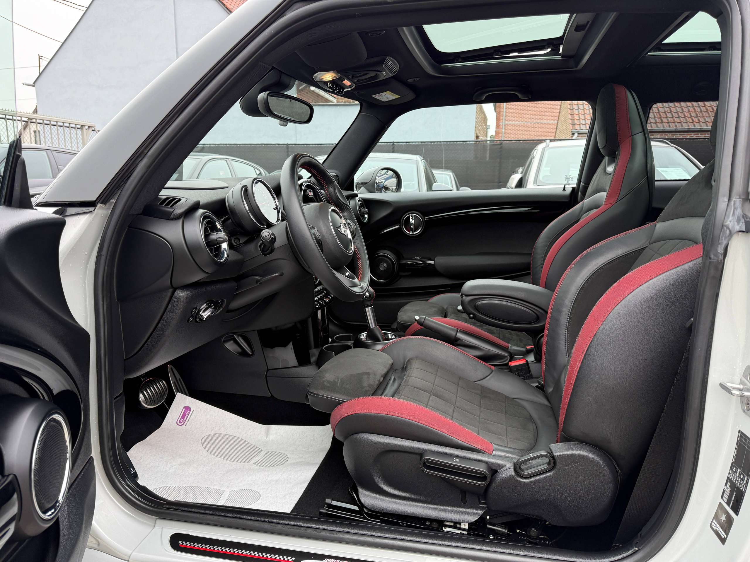 7e04a8ff-566d-4784-b666-dc91833ddf8612-mini-john-cooper-works-2-0as-opendak-full-led-harman-kardon-camera-navi.jpg