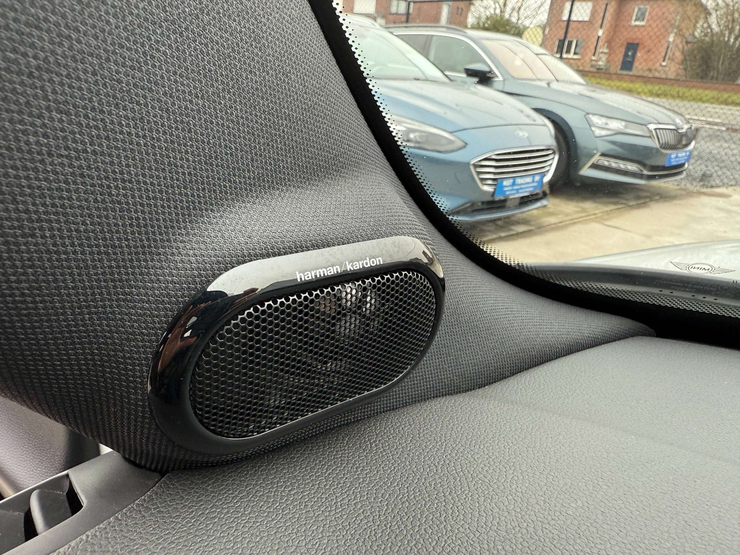 7e04a8ff-566d-4784-b666-dc91833ddf8617-mini-john-cooper-works-2-0as-opendak-full-led-harman-kardon-camera-navi.jpg