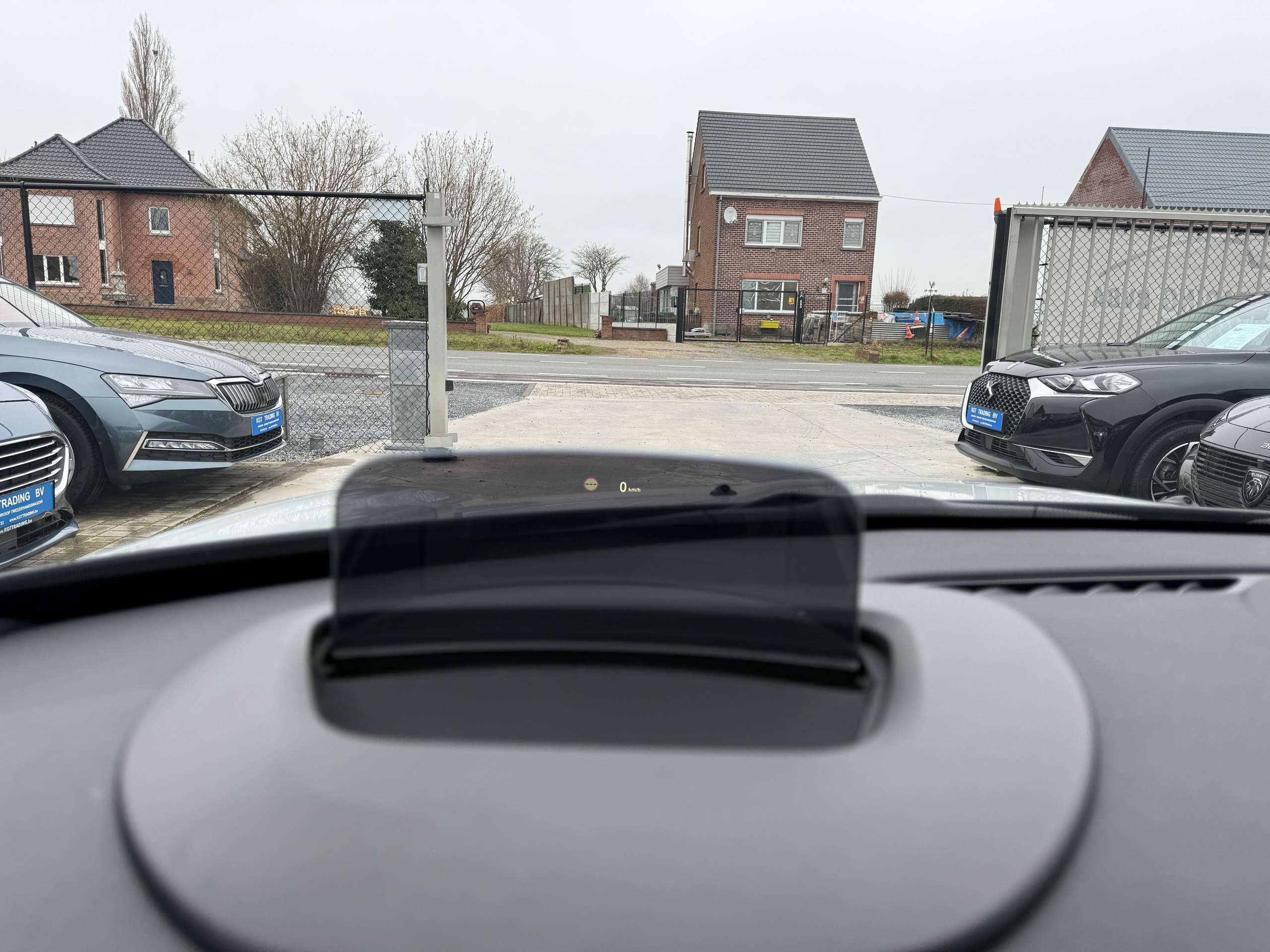 7e04a8ff-566d-4784-b666-dc91833ddf8618-mini-john-cooper-works-2-0as-opendak-full-led-harman-kardon-camera-navi.jpg