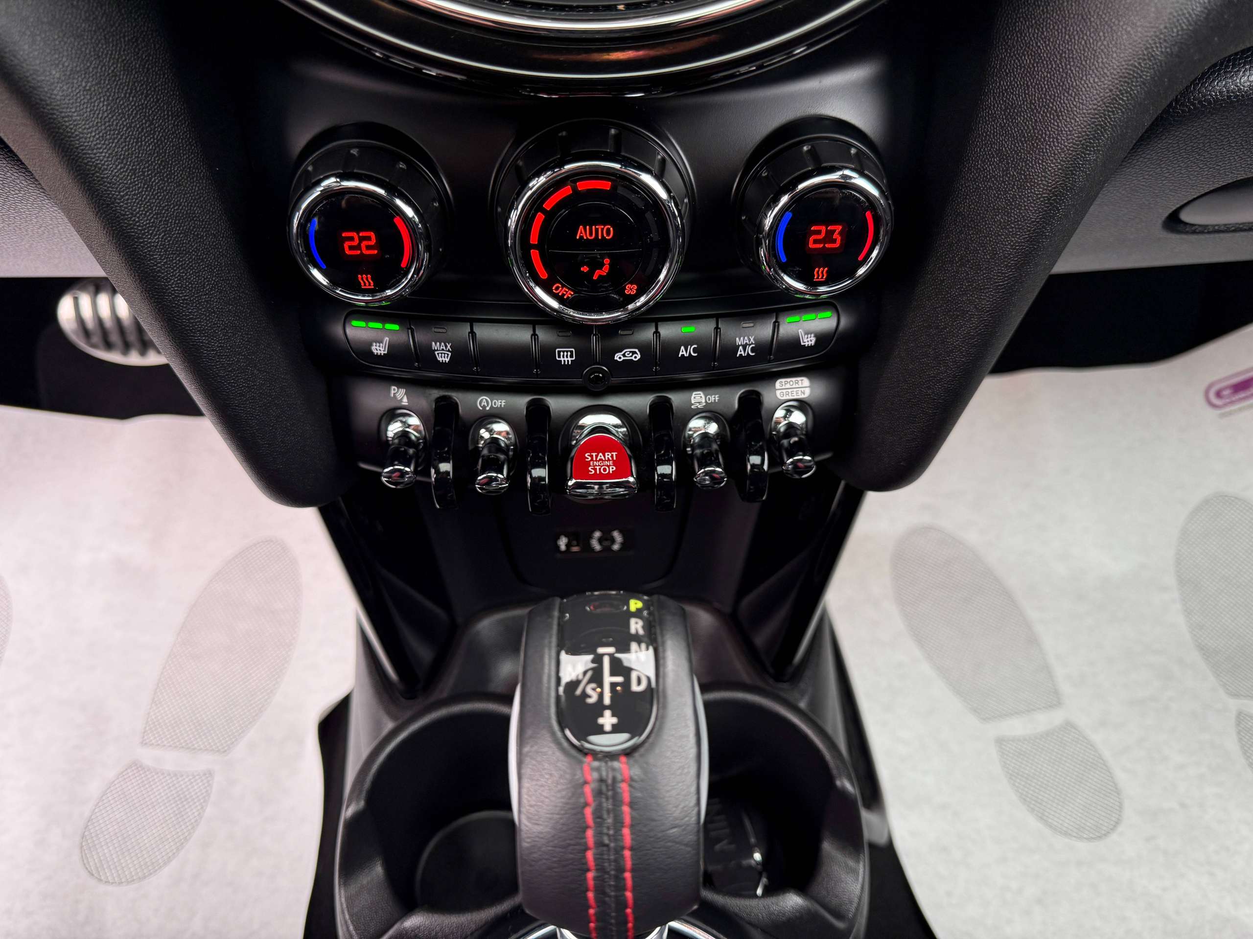 7e04a8ff-566d-4784-b666-dc91833ddf8622-mini-john-cooper-works-2-0as-opendak-full-led-harman-kardon-camera-navi.jpg