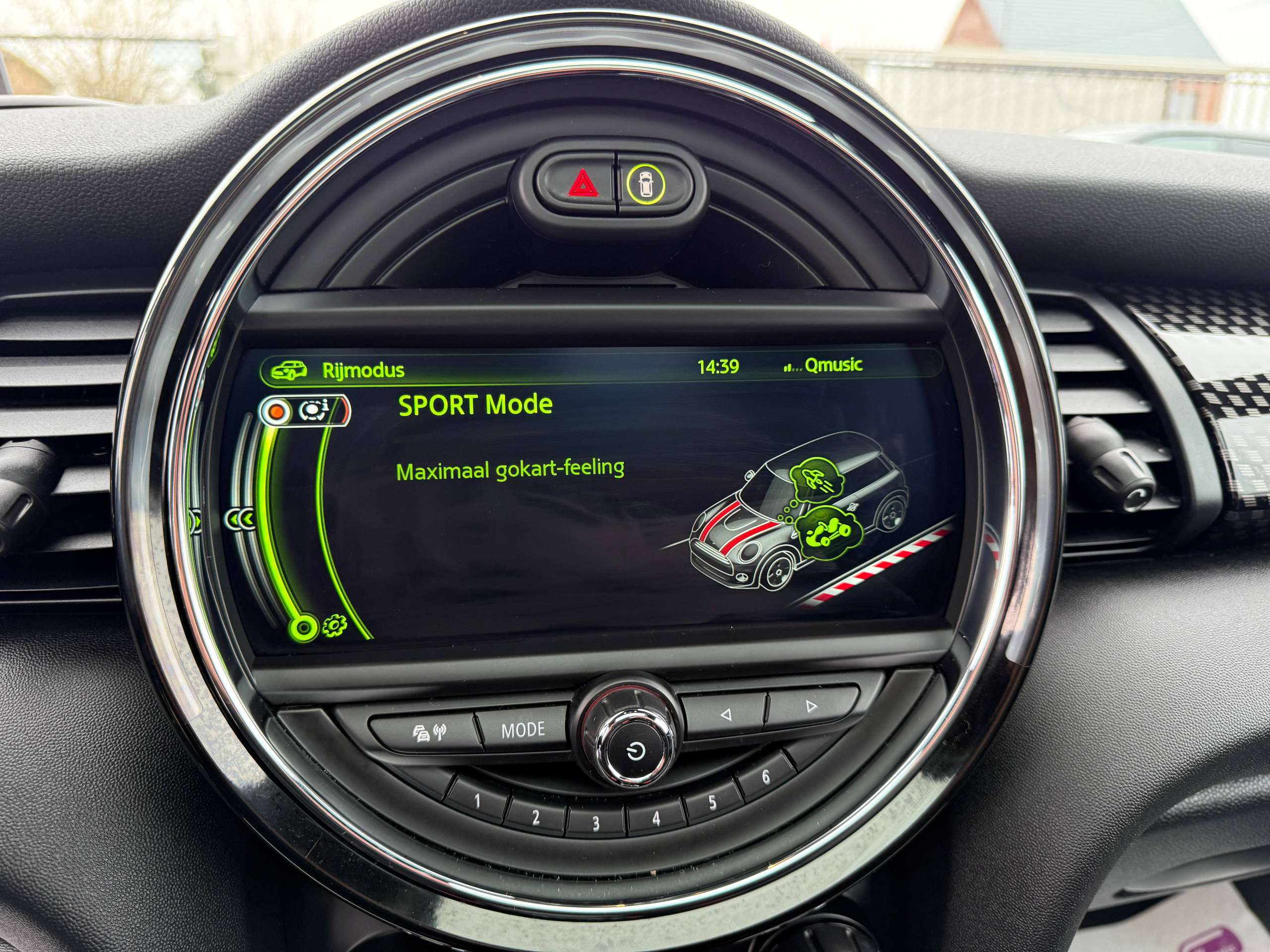 7e04a8ff-566d-4784-b666-dc91833ddf8623-mini-john-cooper-works-2-0as-opendak-full-led-harman-kardon-camera-navi.jpg