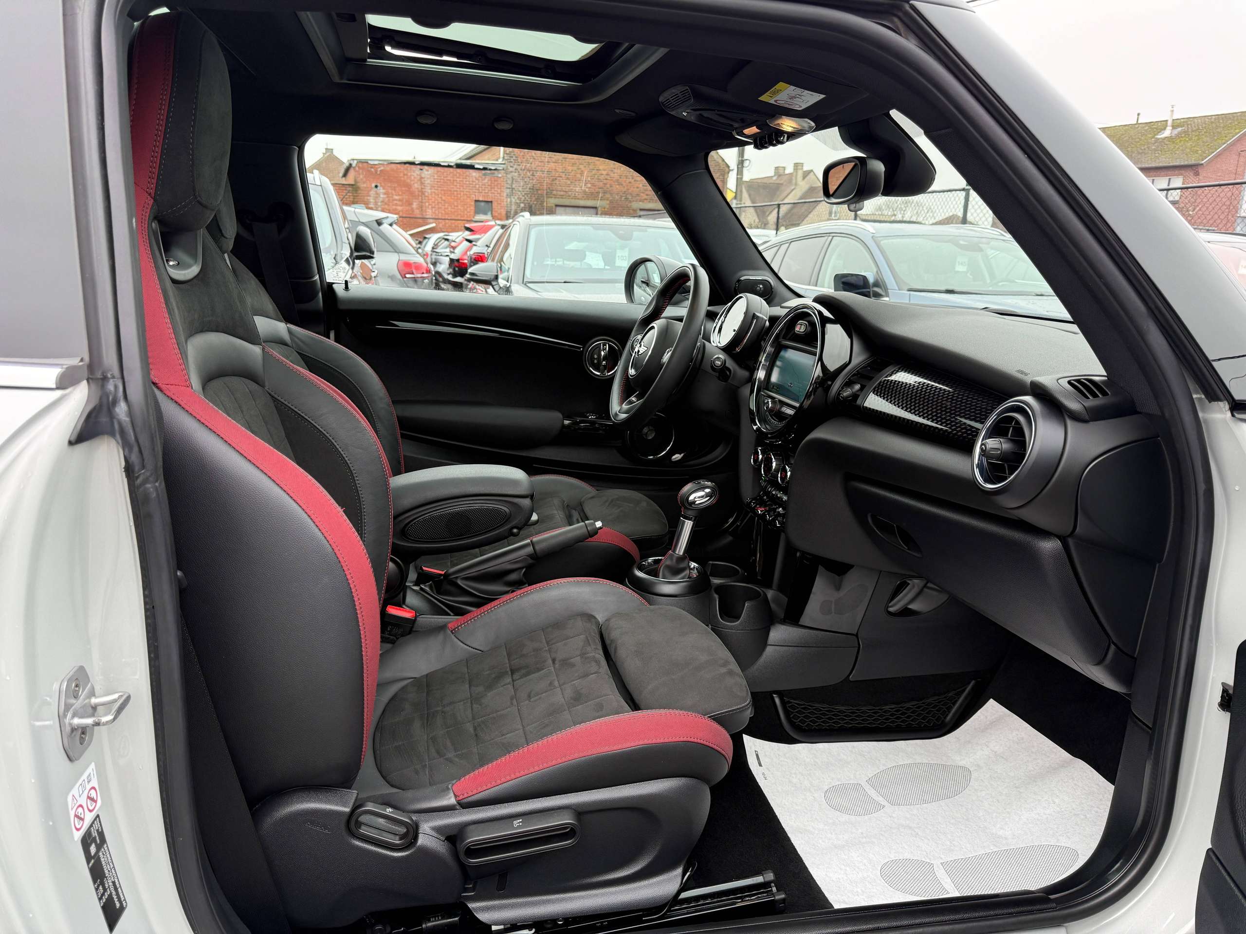 7e04a8ff-566d-4784-b666-dc91833ddf8627-mini-john-cooper-works-2-0as-opendak-full-led-harman-kardon-camera-navi.jpg