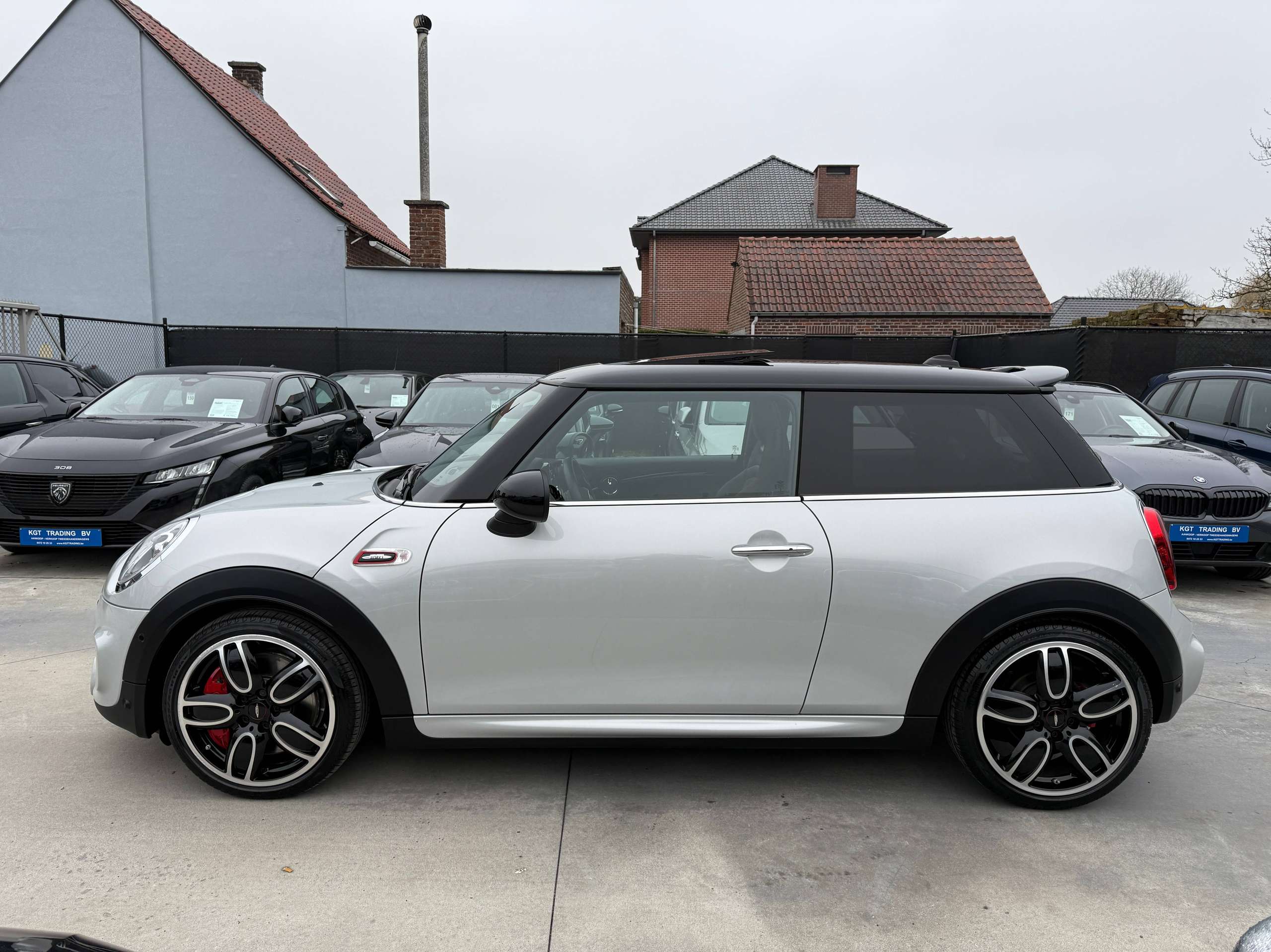 7e04a8ff-566d-4784-b666-dc91833ddf868-mini-john-cooper-works-2-0as-opendak-full-led-harman-kardon-camera-navi.jpg