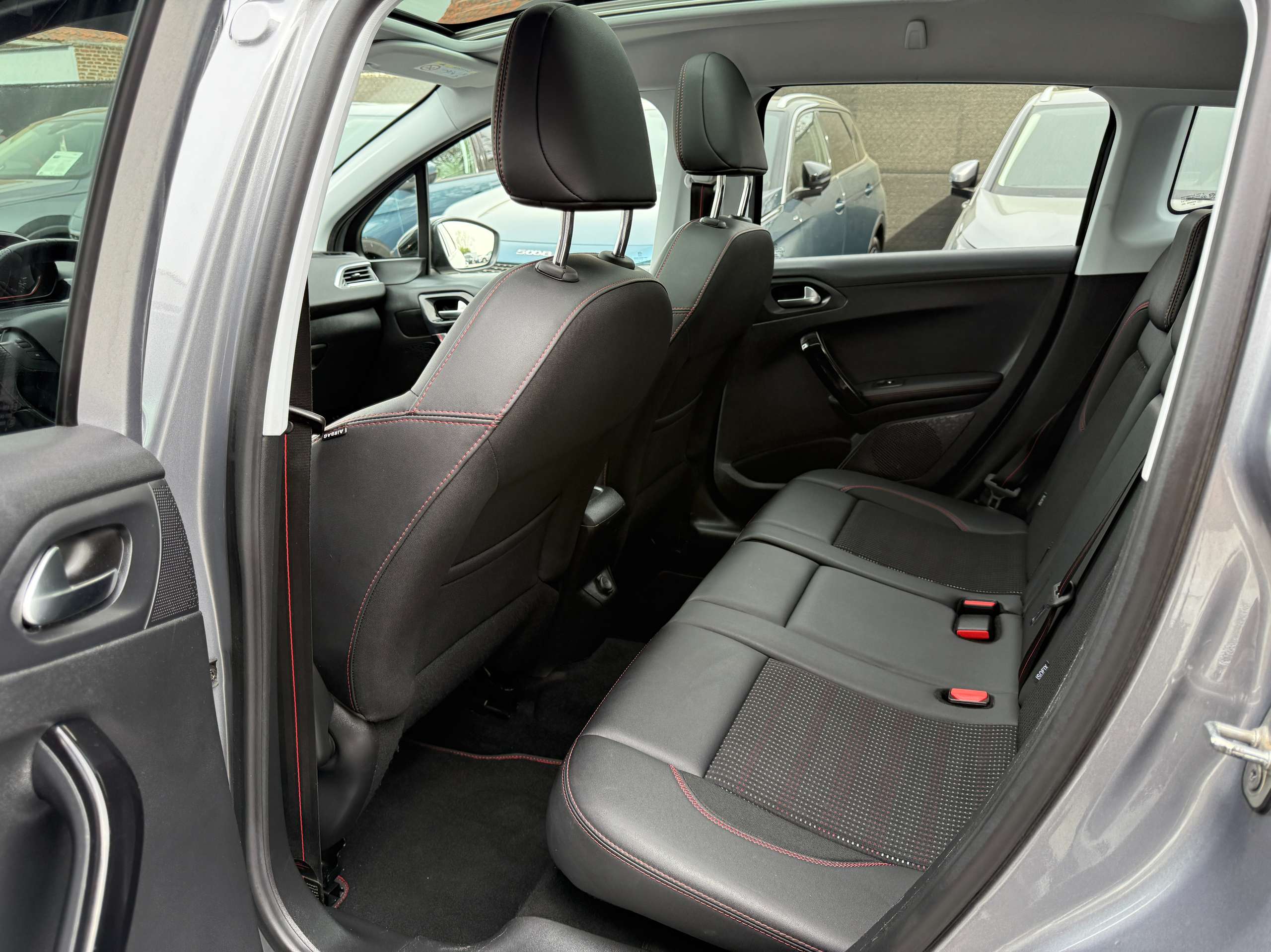 8aac3503-bf31-488d-a414-ebad05a0ec6016-peugeot-2008-1-2i-110pk-gt-line-pano-dak-leder-carplay-alu-led.jpg