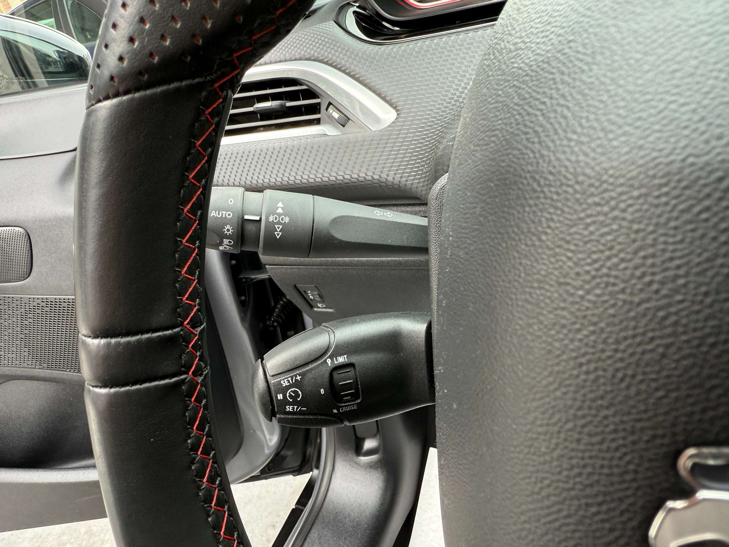 8aac3503-bf31-488d-a414-ebad05a0ec6019-peugeot-2008-1-2i-110pk-gt-line-pano-dak-leder-carplay-alu-led.jpg