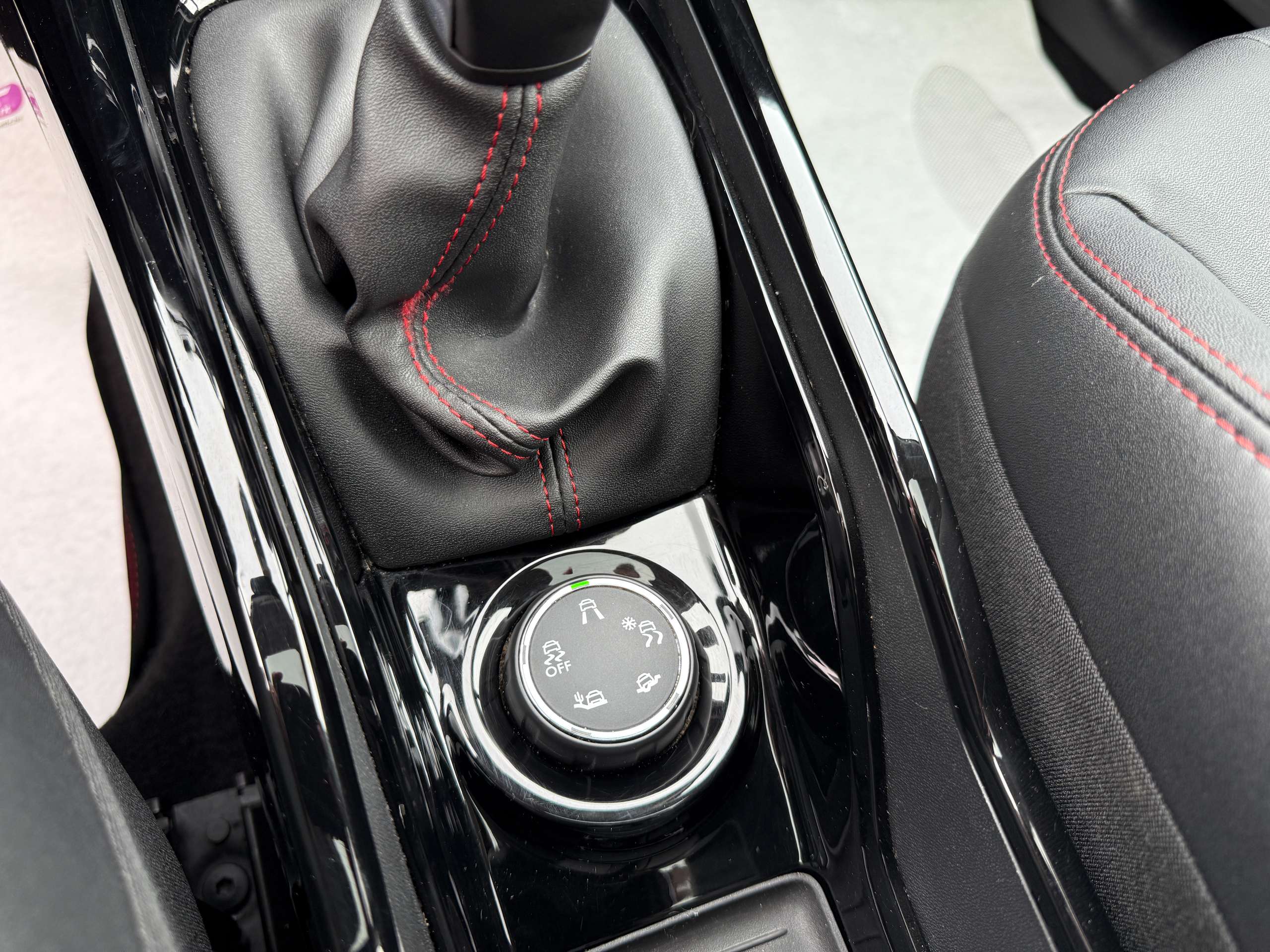 8aac3503-bf31-488d-a414-ebad05a0ec6025-peugeot-2008-1-2i-110pk-gt-line-pano-dak-leder-carplay-alu-led.jpg