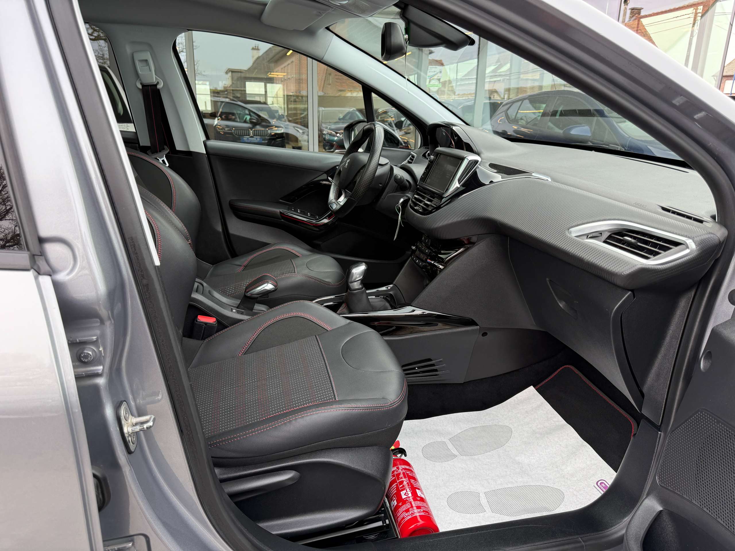 8aac3503-bf31-488d-a414-ebad05a0ec6028-peugeot-2008-1-2i-110pk-gt-line-pano-dak-leder-carplay-alu-led.jpg