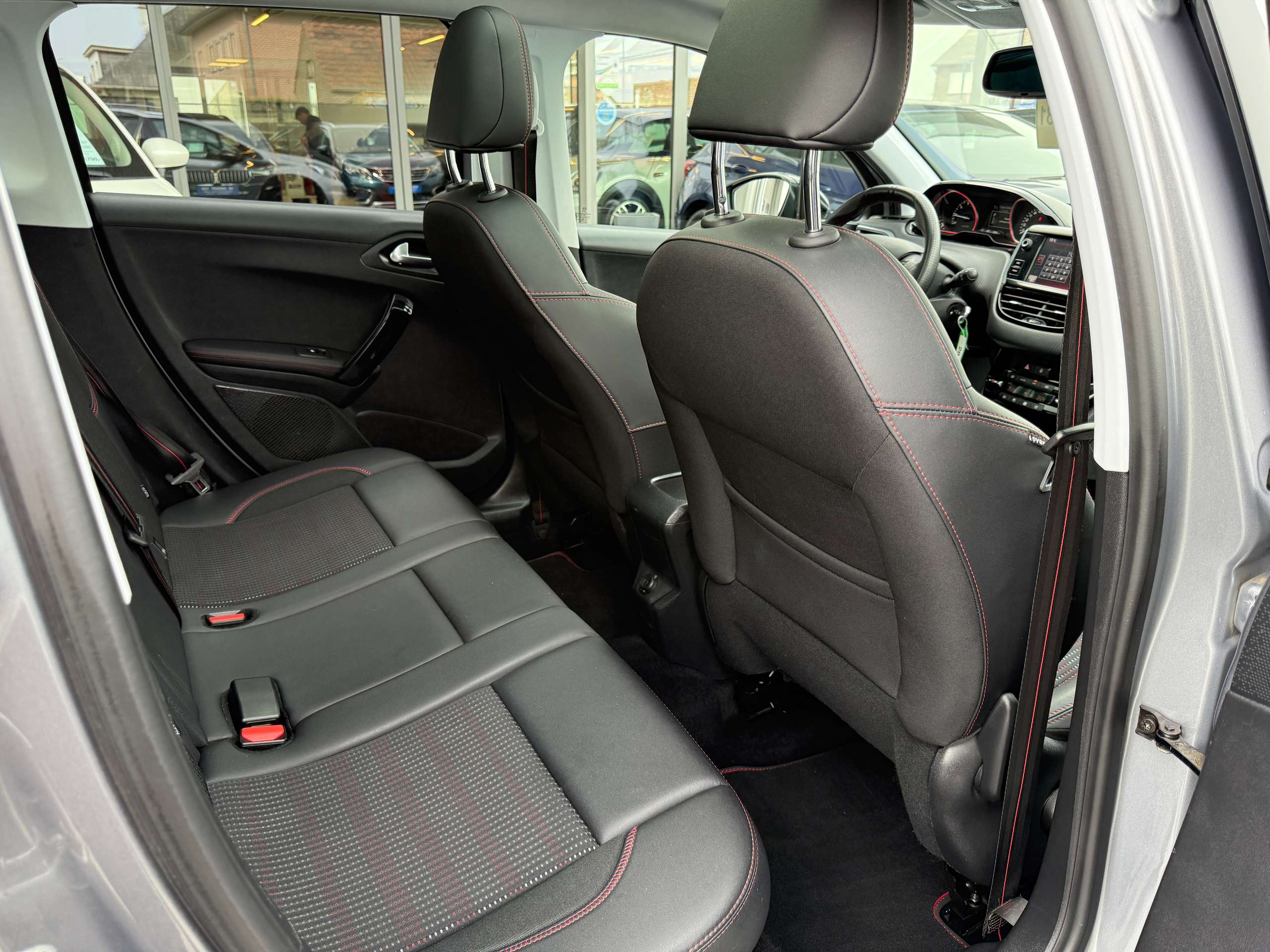 8aac3503-bf31-488d-a414-ebad05a0ec6032-peugeot-2008-1-2i-110pk-gt-line-pano-dak-leder-carplay-alu-led.jpg