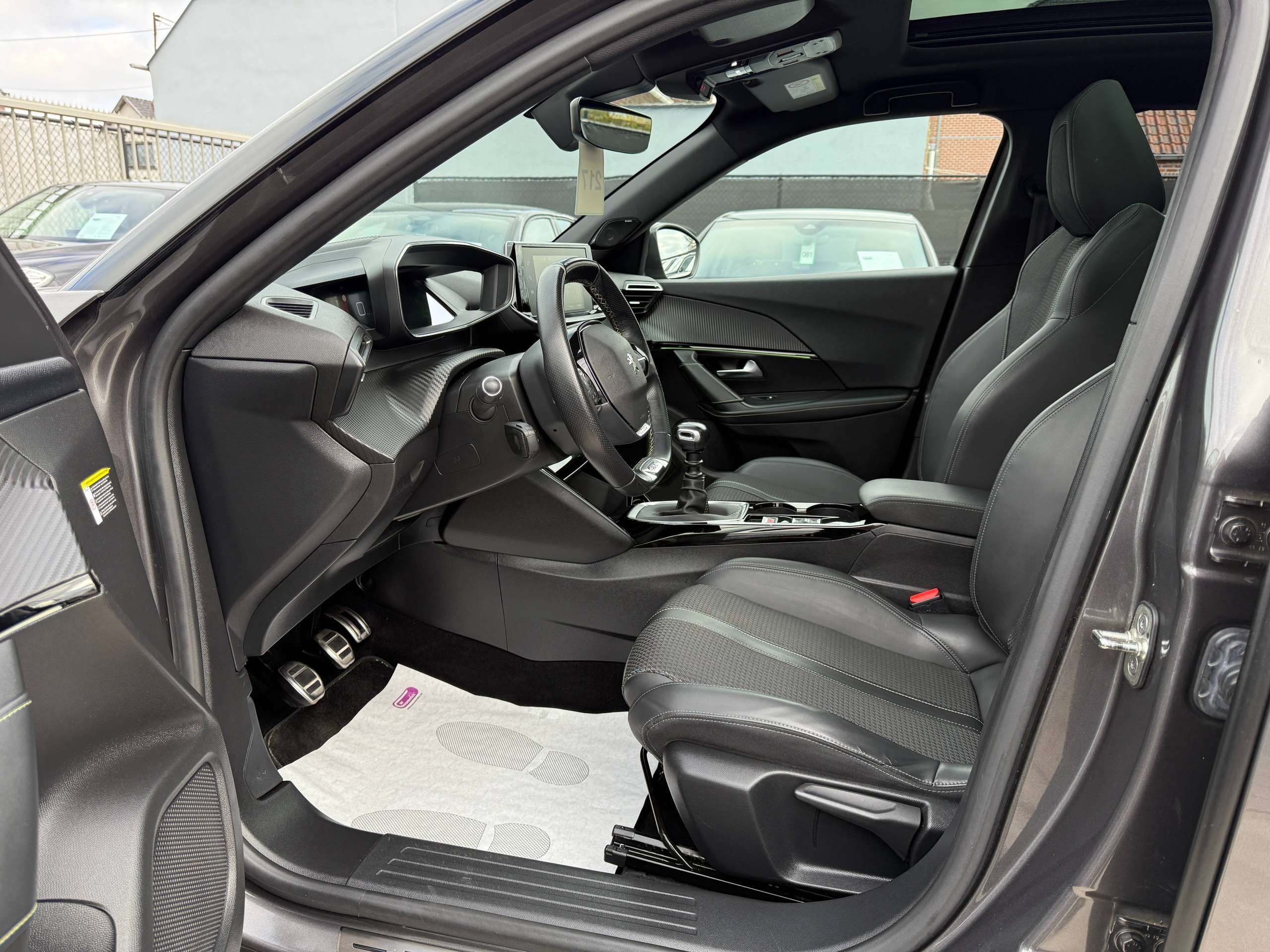 8cd64616-daa1-494c-ba73-f5180fb6daef14-peugeot-2008-1-2i-130pk-gt-line-pano-dak-camera-leder-focal-led.jpg