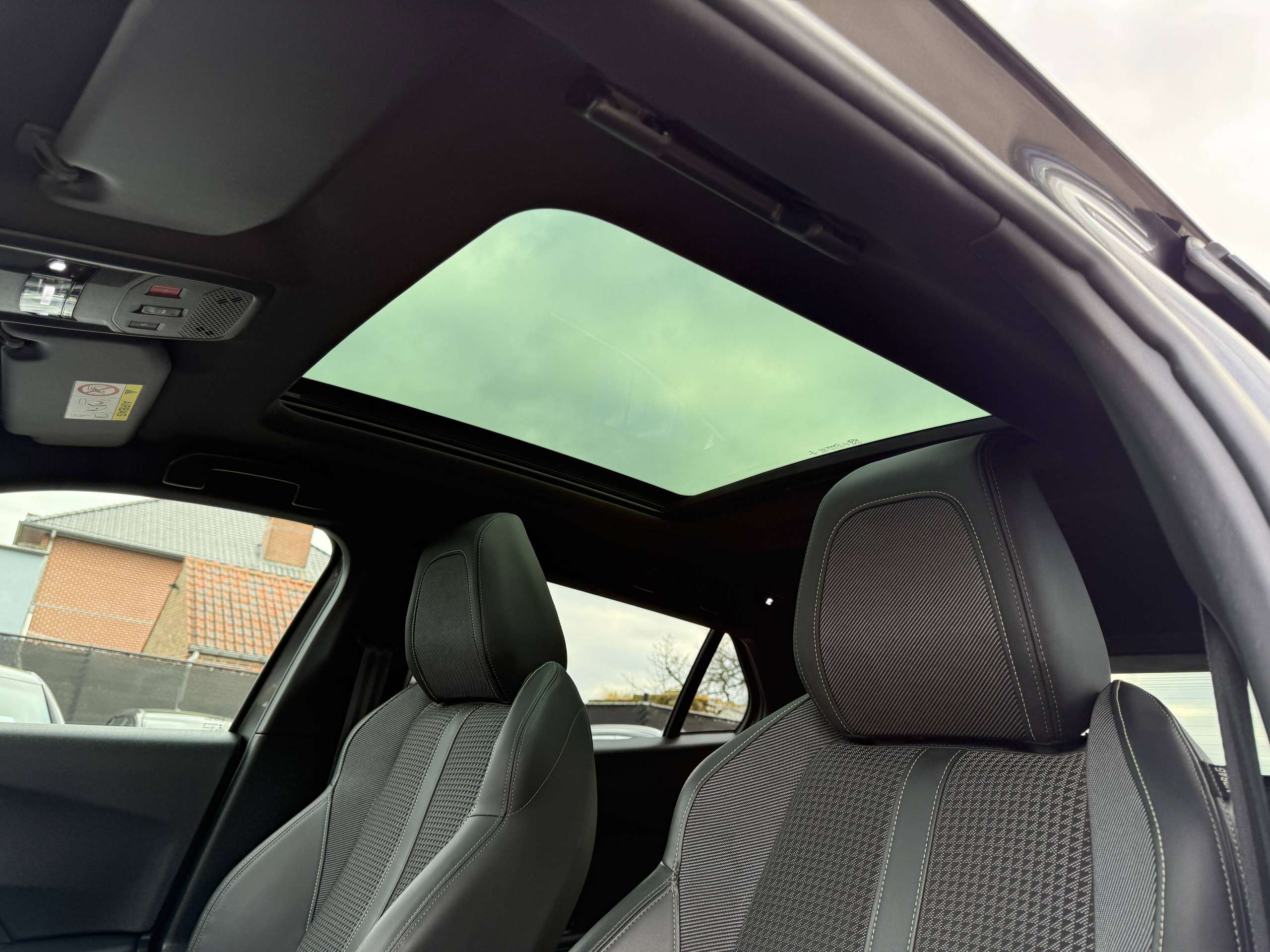 8cd64616-daa1-494c-ba73-f5180fb6daef16-peugeot-2008-1-2i-130pk-gt-line-pano-dak-camera-leder-focal-led.jpg