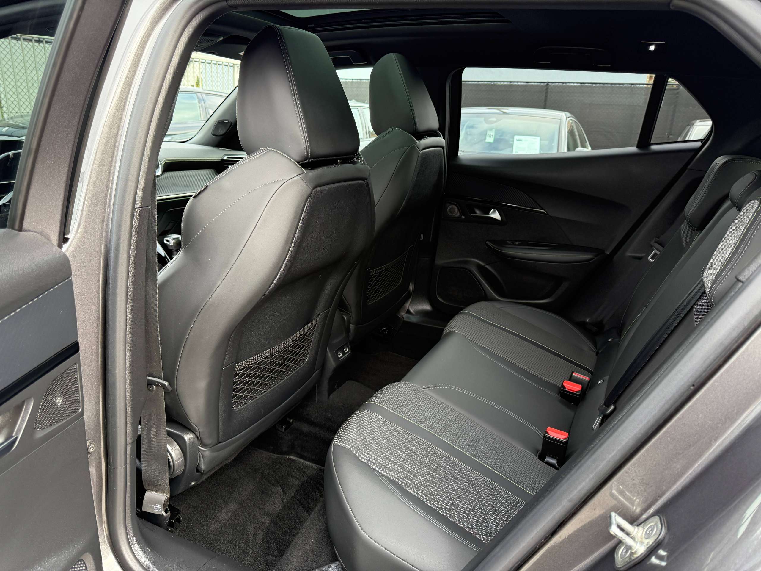8cd64616-daa1-494c-ba73-f5180fb6daef17-peugeot-2008-1-2i-130pk-gt-line-pano-dak-camera-leder-focal-led.jpg