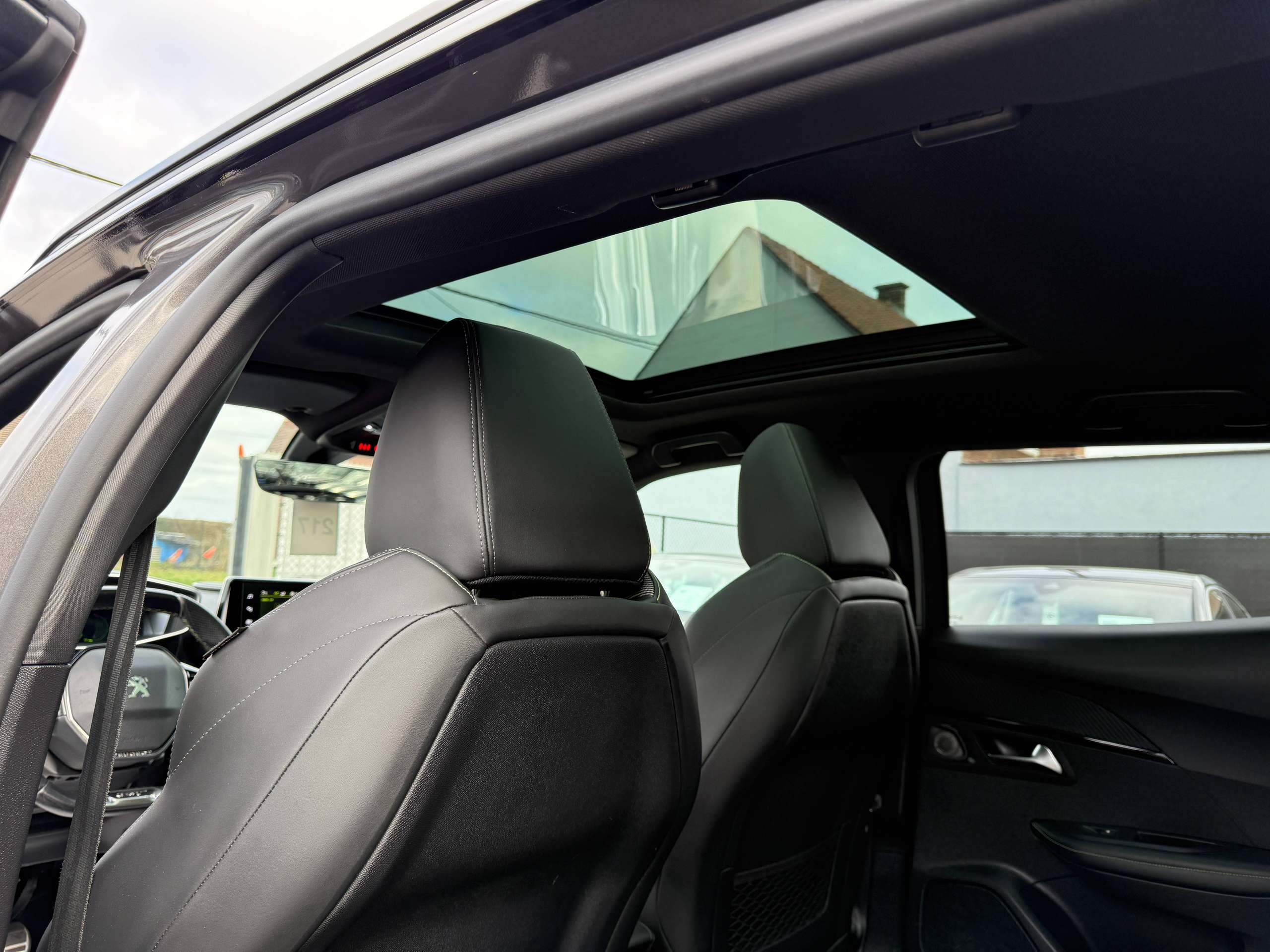 8cd64616-daa1-494c-ba73-f5180fb6daef18-peugeot-2008-1-2i-130pk-gt-line-pano-dak-camera-leder-focal-led.jpg