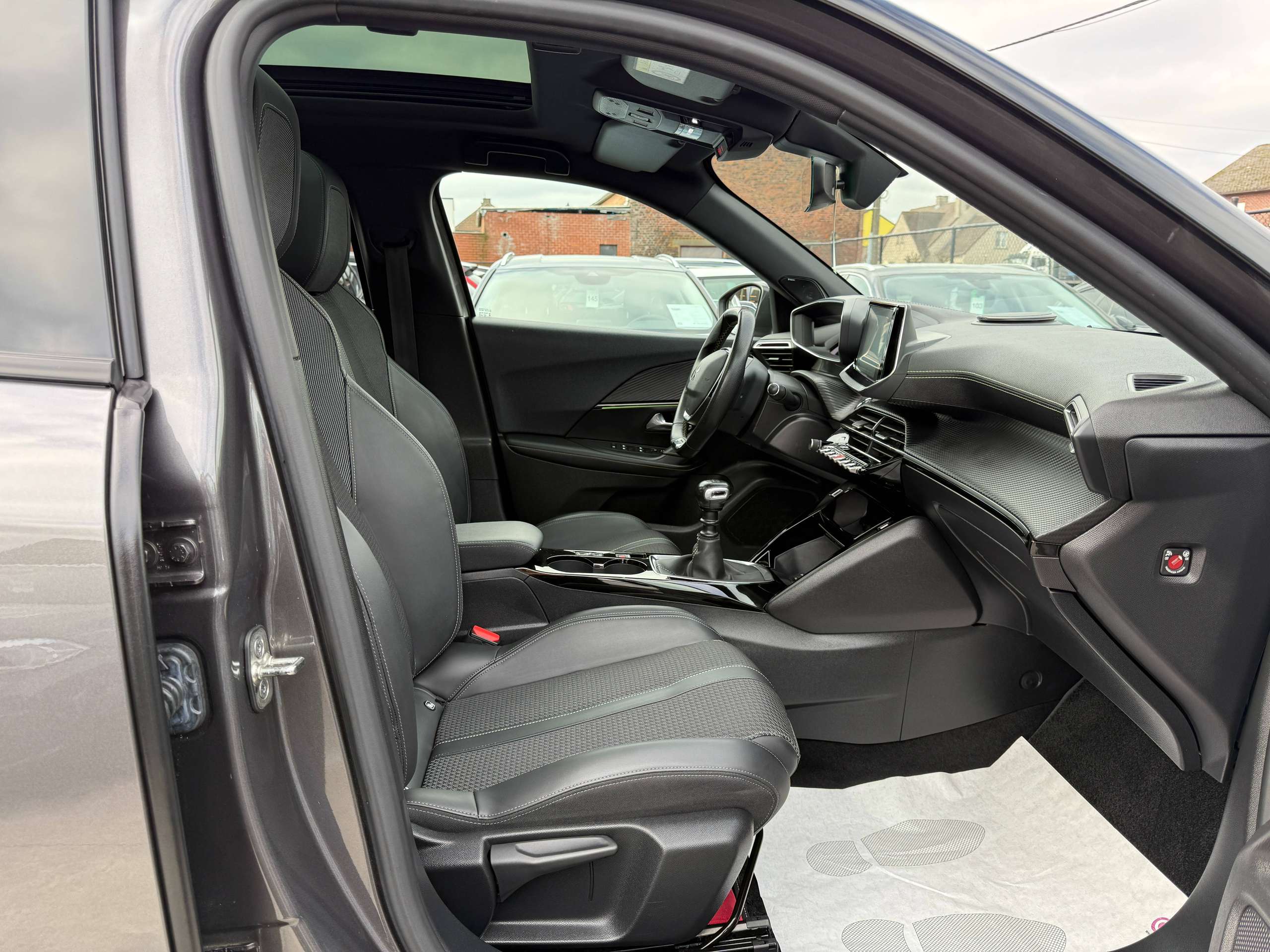 8cd64616-daa1-494c-ba73-f5180fb6daef31-peugeot-2008-1-2i-130pk-gt-line-pano-dak-camera-leder-focal-led.jpg