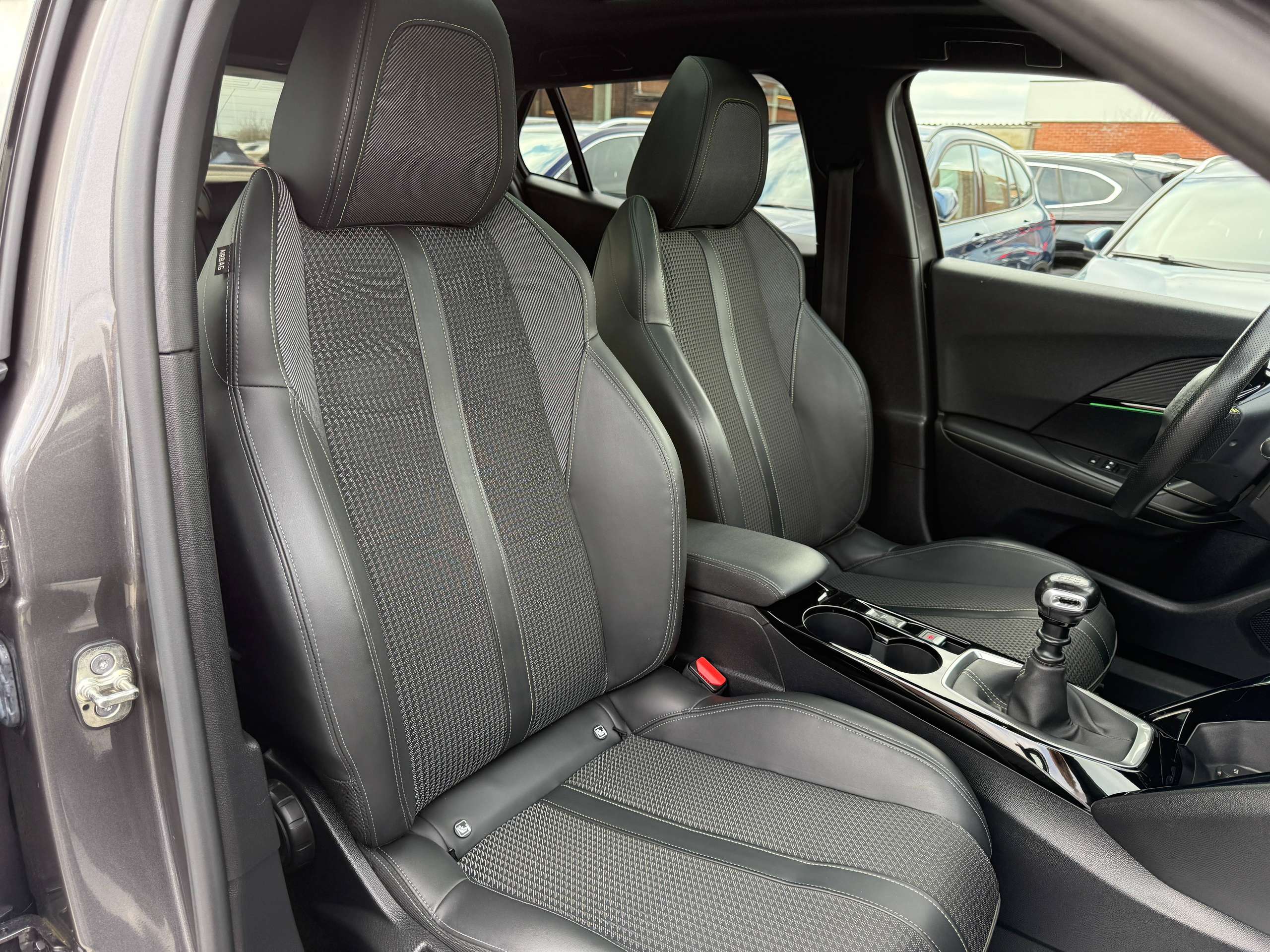 8cd64616-daa1-494c-ba73-f5180fb6daef33-peugeot-2008-1-2i-130pk-gt-line-pano-dak-camera-leder-focal-led.jpg