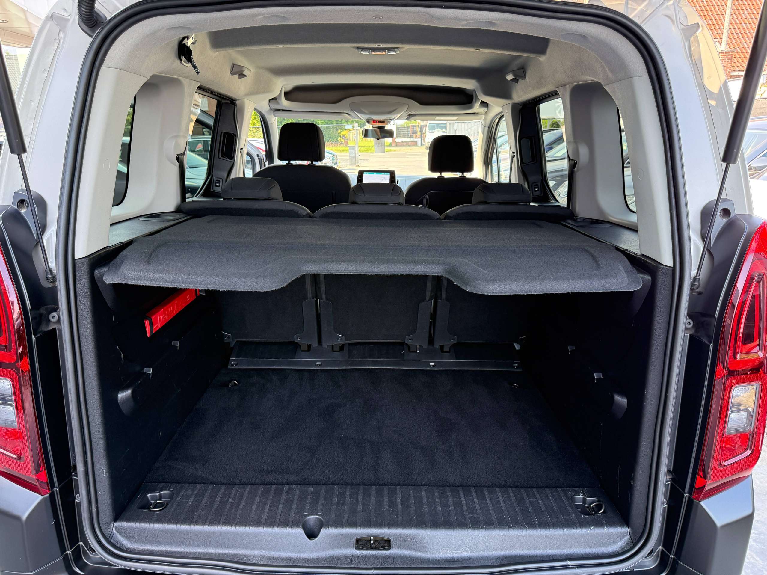 91062dca-5779-4c79-a8d0-40cbe5f6558916-citroen-berlingo-1-5-bluehdi-shine-xtr-navigatie-camera-dab-pdc-alu-digitale-airco.jpg