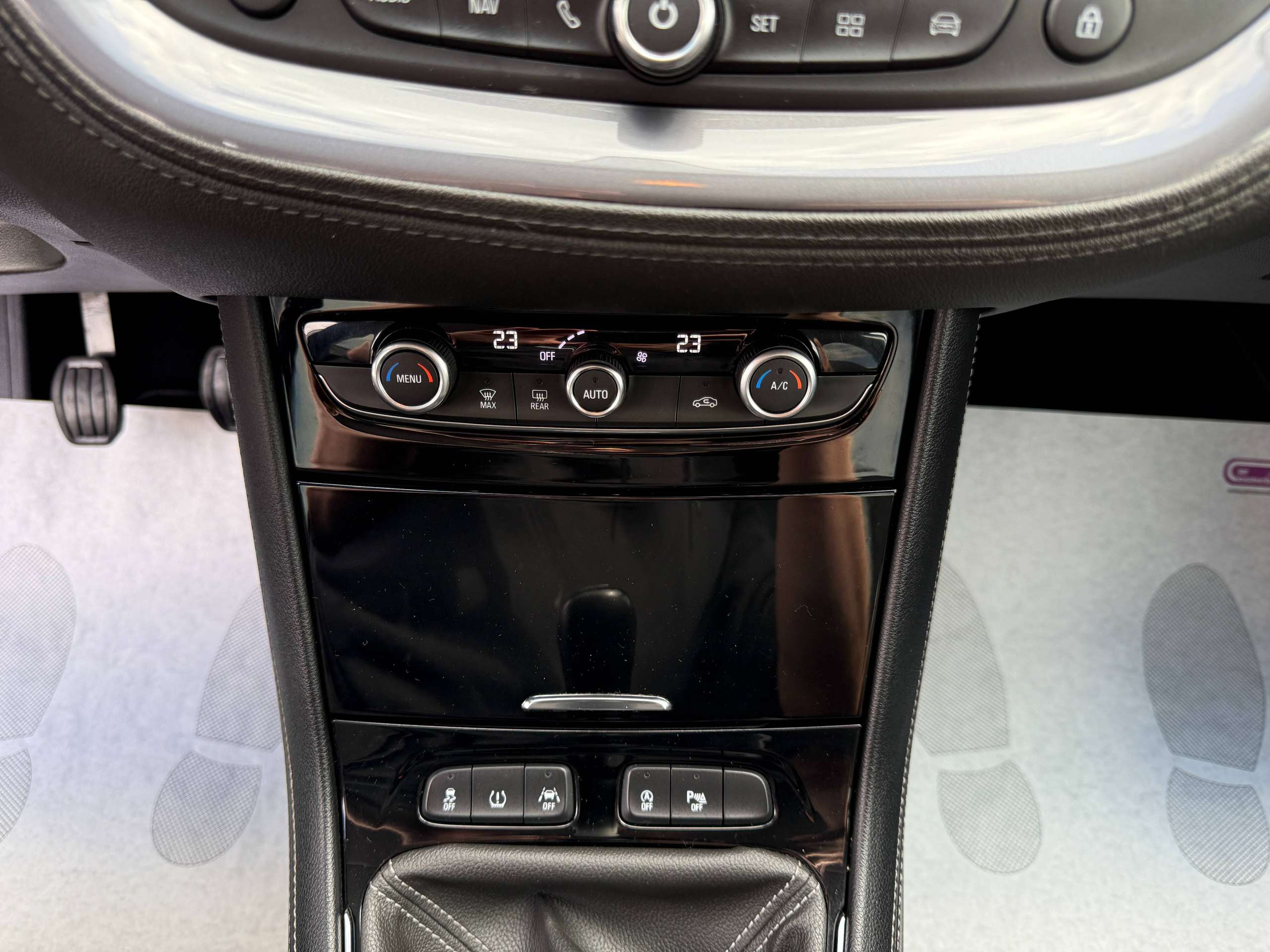 9b476b4b-c6e1-41ab-94aa-16866359b40e21-opel-grandland-x-1-2i-130pk-navigatie-carplay-camera-leder-led-alu.jpg