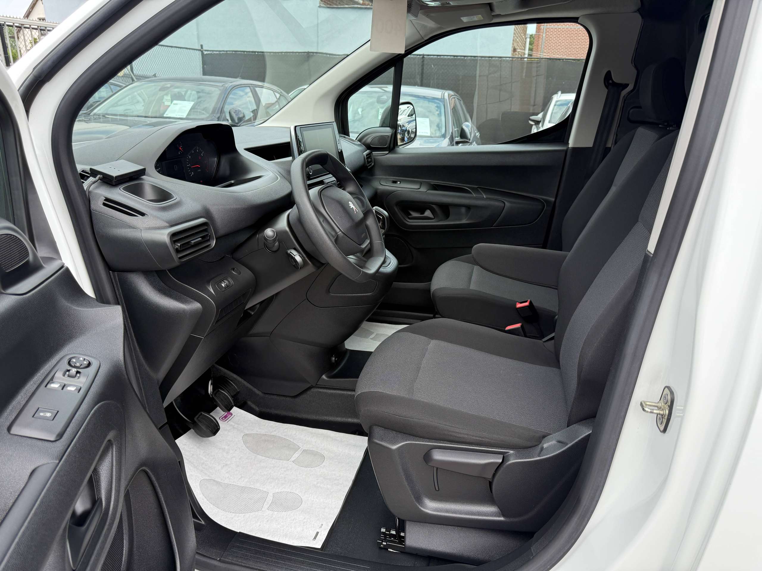 9c8ded66-e26e-4a59-88a5-168b880d989610-peugeot-partner-1-5-bluehdi-l2-carplay-bluetooth-parkeersensoren-a-c.jpg