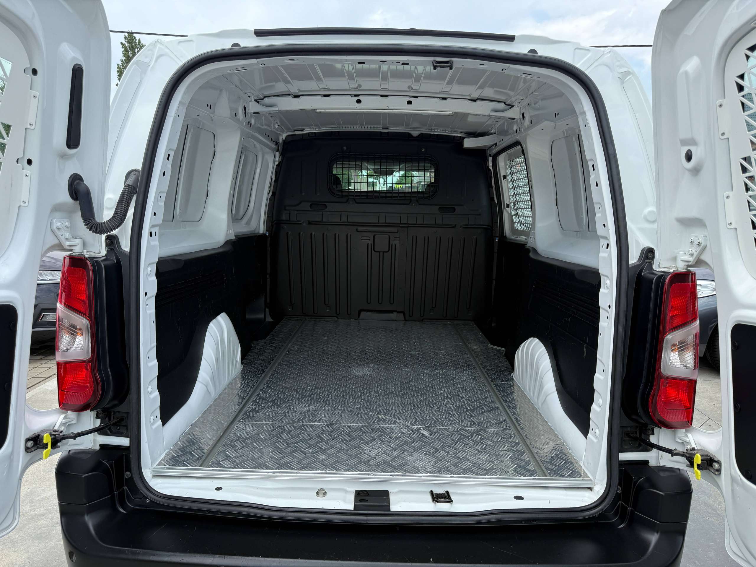 9c8ded66-e26e-4a59-88a5-168b880d989612-peugeot-partner-1-5-bluehdi-l2-carplay-bluetooth-parkeersensoren-a-c.jpg